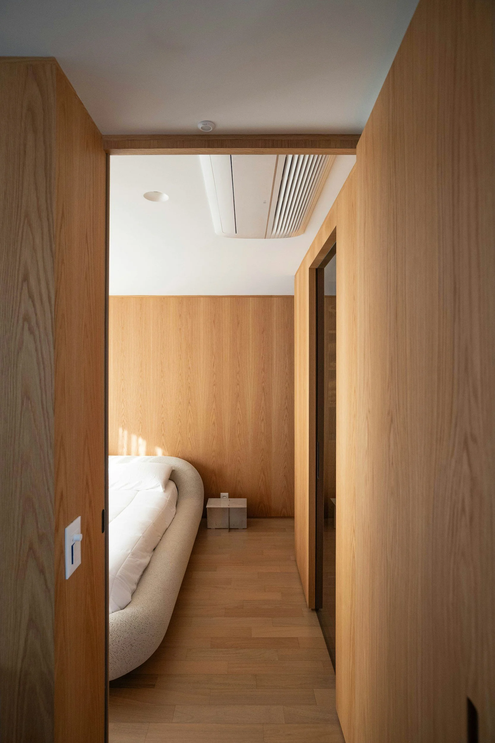 Modern ausgebauter Innenraum mit massgefertigten Holz-Elementen, Wandverkleidung und warmem Holzton – Innenausbau & Raumkonzept der Schreinerei Zytlos