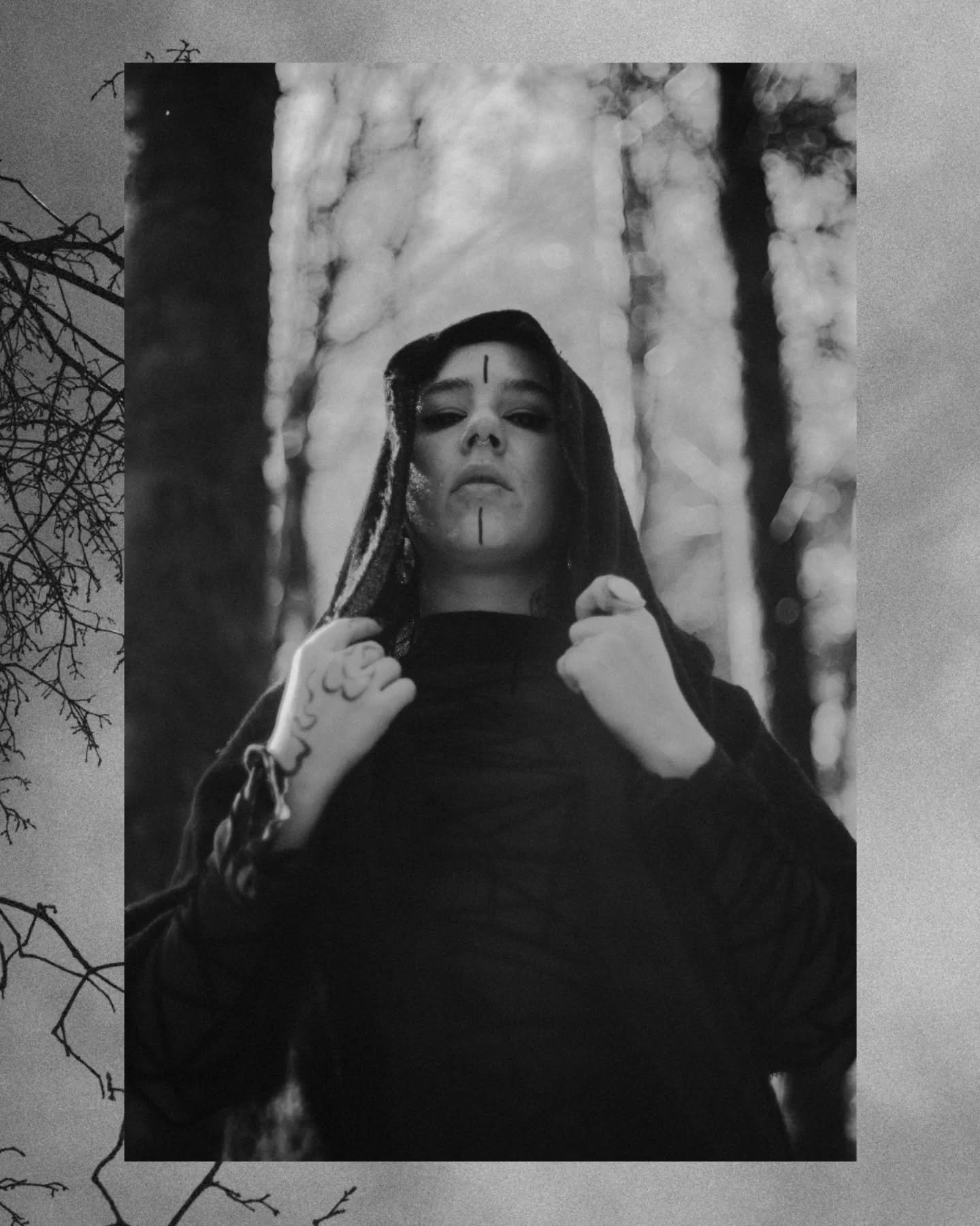 We are the granddaughters of the witches you couldn&rsquo;t burn 🔥

Samhain est pass&eacute; mais je voulais quand m&ecirc;me vous partager ce shooting que J'ADORE fait avec la seule et l'unique @shishkeba de mon 🖤

En esp&eacute;rant que vous l'ap