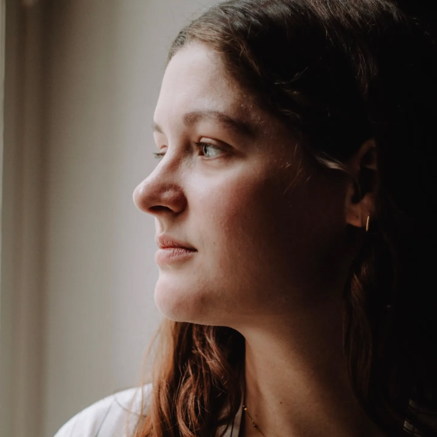 Retour sur une s&eacute;ance intimiste tout en douceur avec @clarasiou.

Ce sont les s&eacute;ances que j'aime le plus. Il y a toujours quelque chose de fort qui s'en d&eacute;gage. Malgr&eacute; la g&ecirc;ne du d&eacute;but, malgr&eacute; la maladr