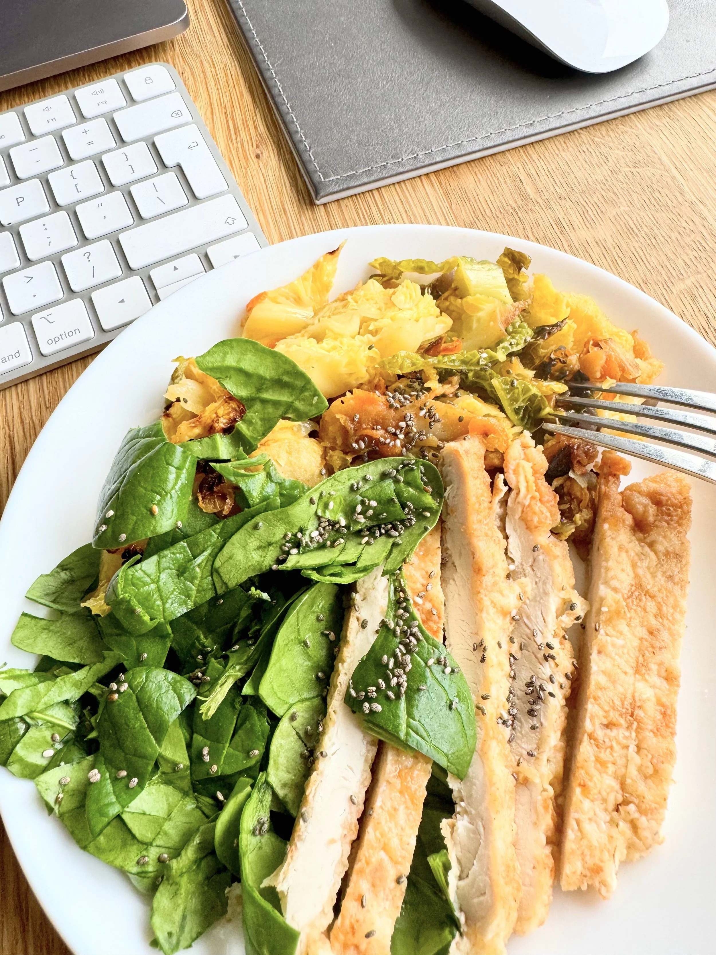 cooked chicken filet and vegetables