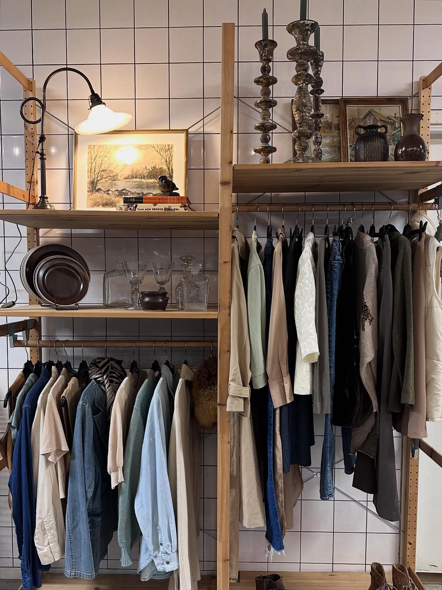 Glad tisdag k&auml;ra f&ouml;ljare! ♻️
Butiken &auml;r p&aring;fylld med massor av fint som h&ouml;r s&auml;songen till. Hos oss hittar du allt ifr&aring;n m&ouml;bler till din nya jacka f&ouml;r s&auml;songen. 🍂

Varmt v&auml;lkommen till oss p&ari