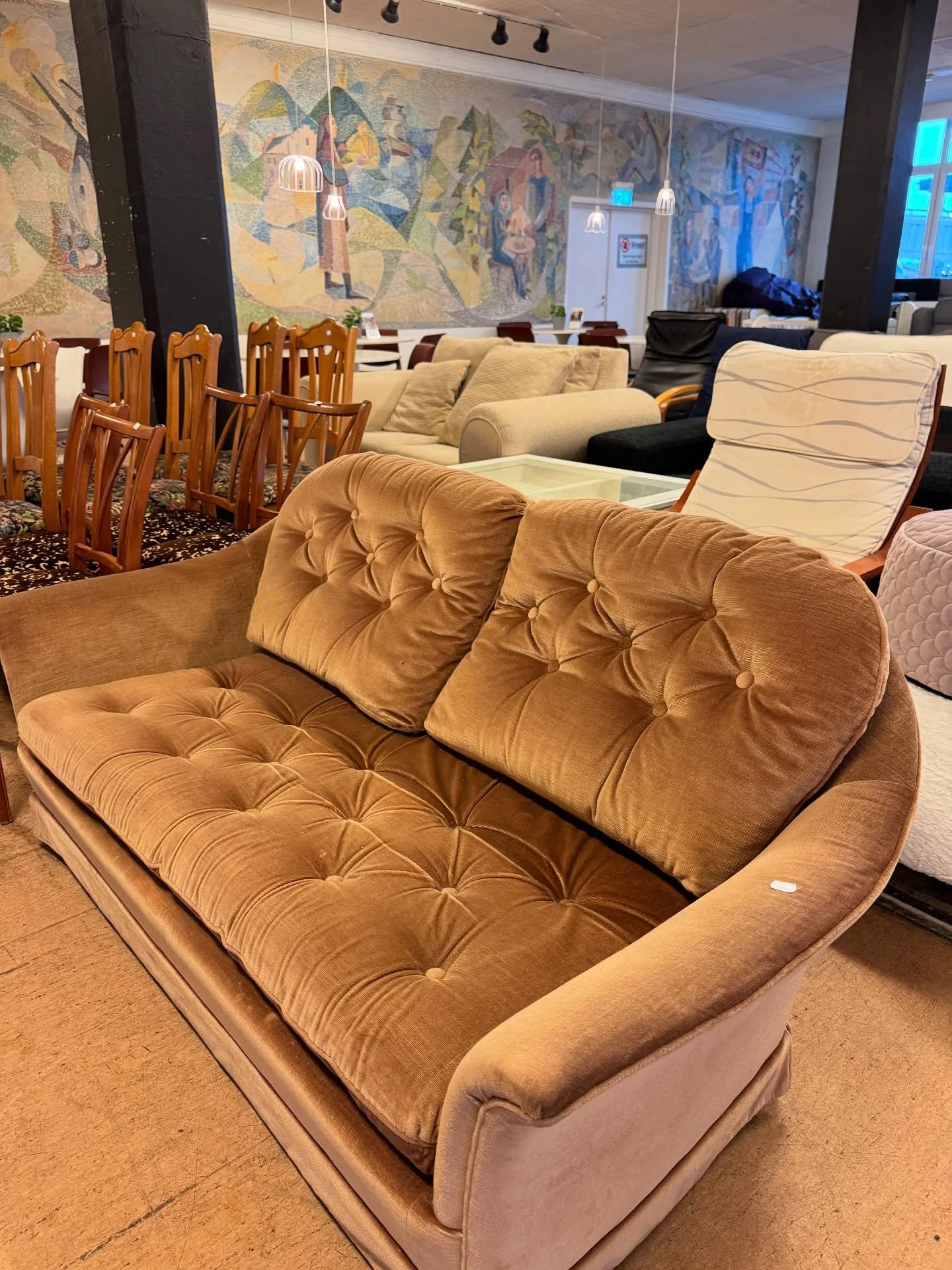 Varje dag &auml;r en bra second hand dag💚 V&auml;lkommen till v&aring;r stor second hand butik p&aring; 1200 KVM, 2 plan fullproppad med riktigt fina second hand varor d&auml;r allt &ouml;verskott g&aring;r till v&auml;lg&ouml;renhet! Varmt v&auml;l