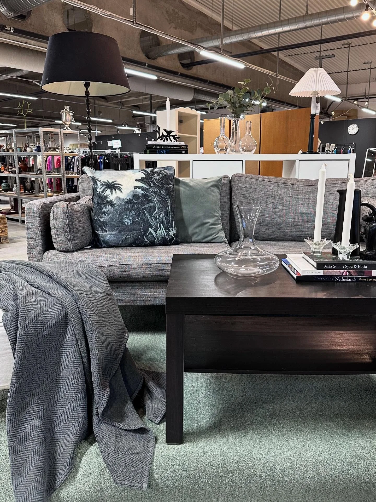 Det g&aring;r inte att visa upp allt fint som vi f&aring;r in varje dag men h&auml;r kommer ett axplock utav de vi har att erbjuda i butiken just nu ♻️😊 

Vi &ouml;nskar er varmt v&auml;lkomna till oss f&ouml;r att hitta dina nya godbitar till ditt 