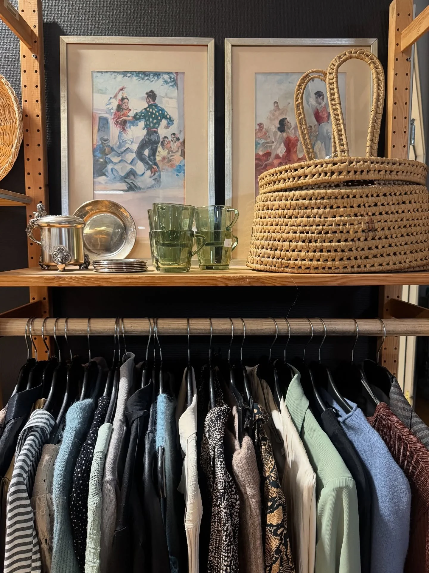 Oj s&aring; mycket fint vi f&aring;r in varje dag! Varmt v&auml;lkommen tills en v&auml;lfylld second hand butik p&aring; 1200 kvm i Skaraborg d&auml;r &ouml;verskottet g&aring;r till v&auml;lg&ouml;renhet! 

&Ouml;PPET alla vardagar 12-18
L&ouml;rda