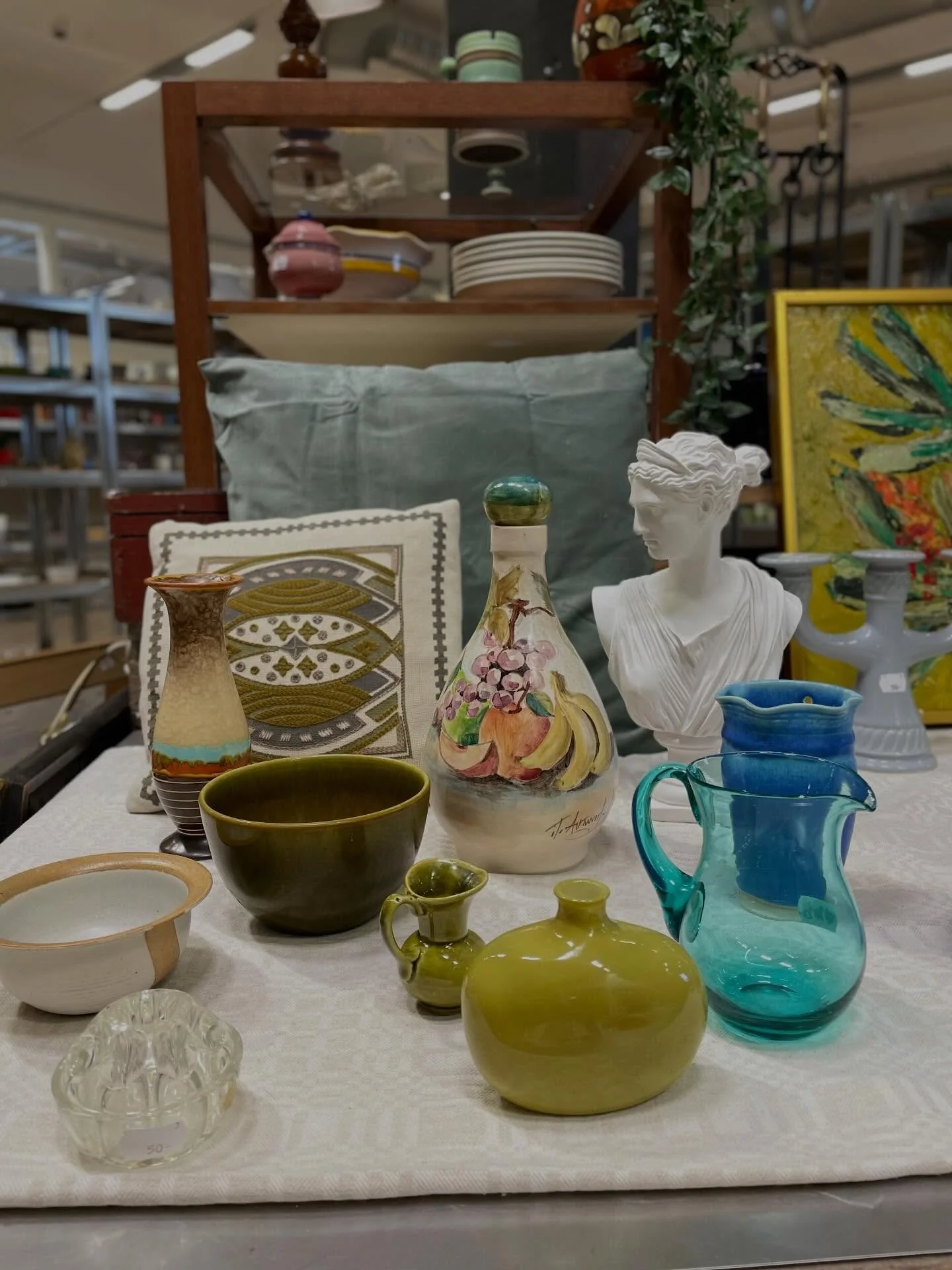 D&ouml;rrarna &auml;r &ouml;ppna och som vanligt &auml;r butiken fylld med s&aring; mycket fint som ni sk&auml;nker! M&ouml;belavdelningen blir &auml;ven extra p&aring;fylld rullande hela veckan 👌🏻

Varmt v&auml;lkomma hit! 🤩 

⏰ m&aring;ndag-fred