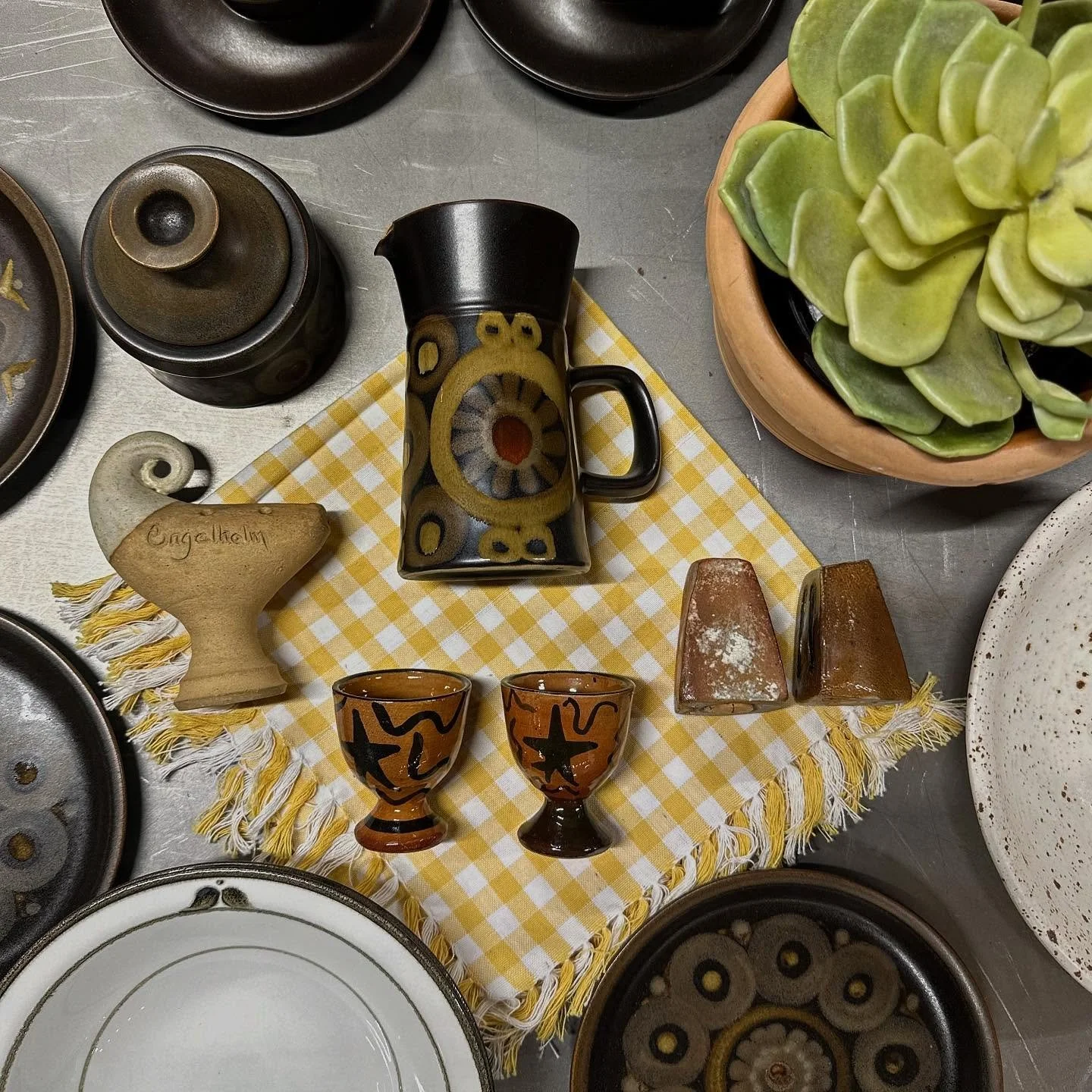 Det finns s&aring; mycket att &aring;ter&auml;lska p&aring; nytt ♻️❤️ Hos oss hittar du allt fr&aring;n kl&auml;der till porslin. V&auml;lkomna att uppt&auml;cka v&aring;r v&auml;rld av secondhand ♻️😊

⏰ m&aring;ndag-fredag 12-18 l&ouml;rdag-s&ouml;