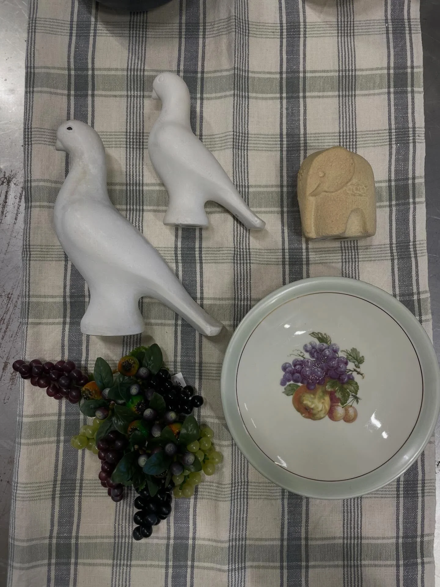 H&auml;r f&ouml;rbereds det inf&ouml;r p&aring;skpremi&auml;ren imorgon f&ouml;r fulla muggar🐣

Det finns otroligt mycket fint i butiken nu♻️💚 S&aring; varmt v&auml;lkomna till oss!

📍Kinnegatan 15
🕝M&aring;n-fre 12-18, l&ouml;rdagar 10-14
📞076-