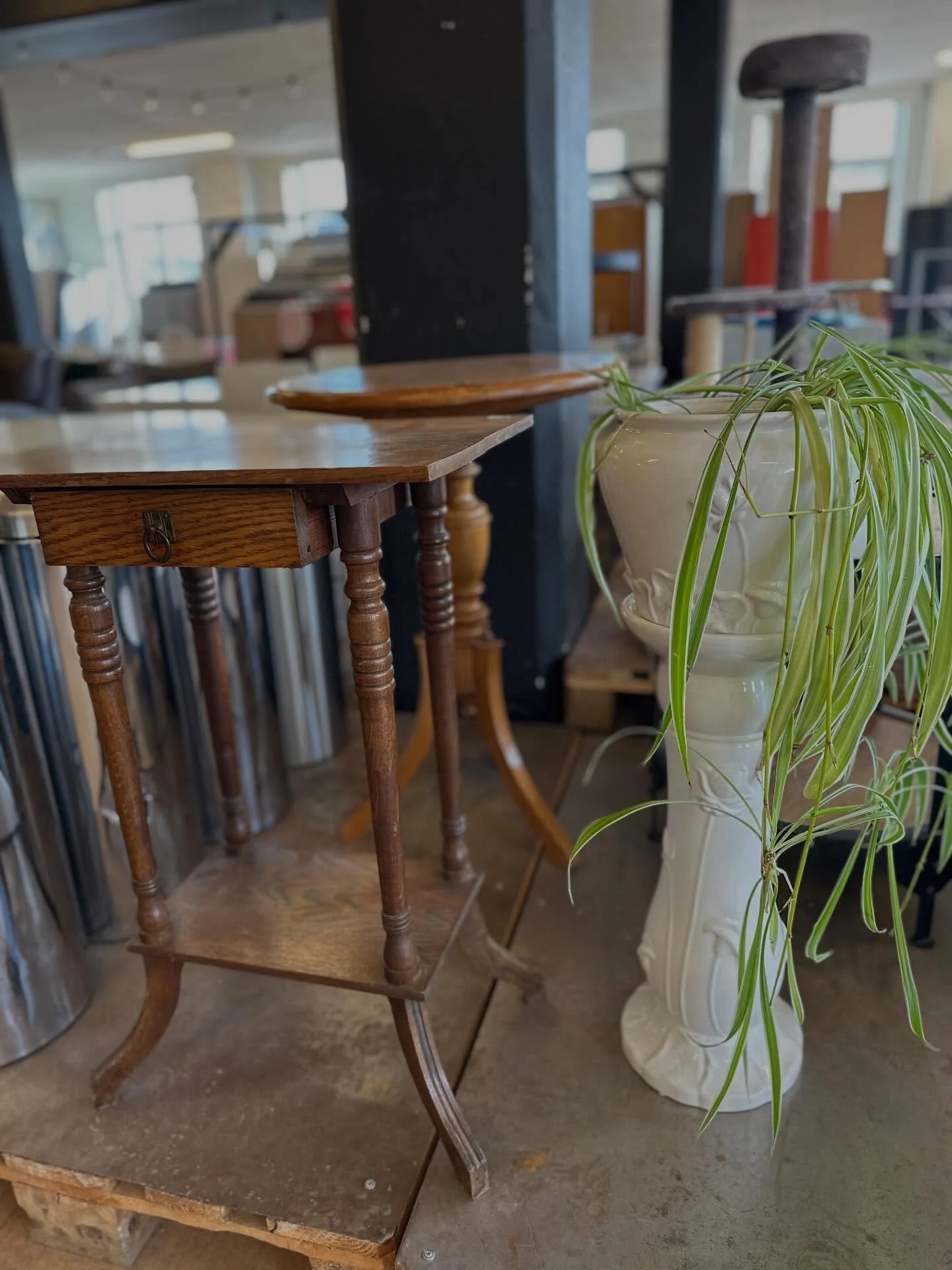 Hos oss finns det s&aring; mycket fint. Porslin, kl&auml;der, elektronik, m&ouml;bler etc! Vi fyller p&aring; alla avdelningar dagligen s&aring; det finns alltid en anledning att titta f&ouml;rbi ♻️❤️ 

V&auml;lkomna! 
📍Kinnegatan 15, Lidk&ouml;ping