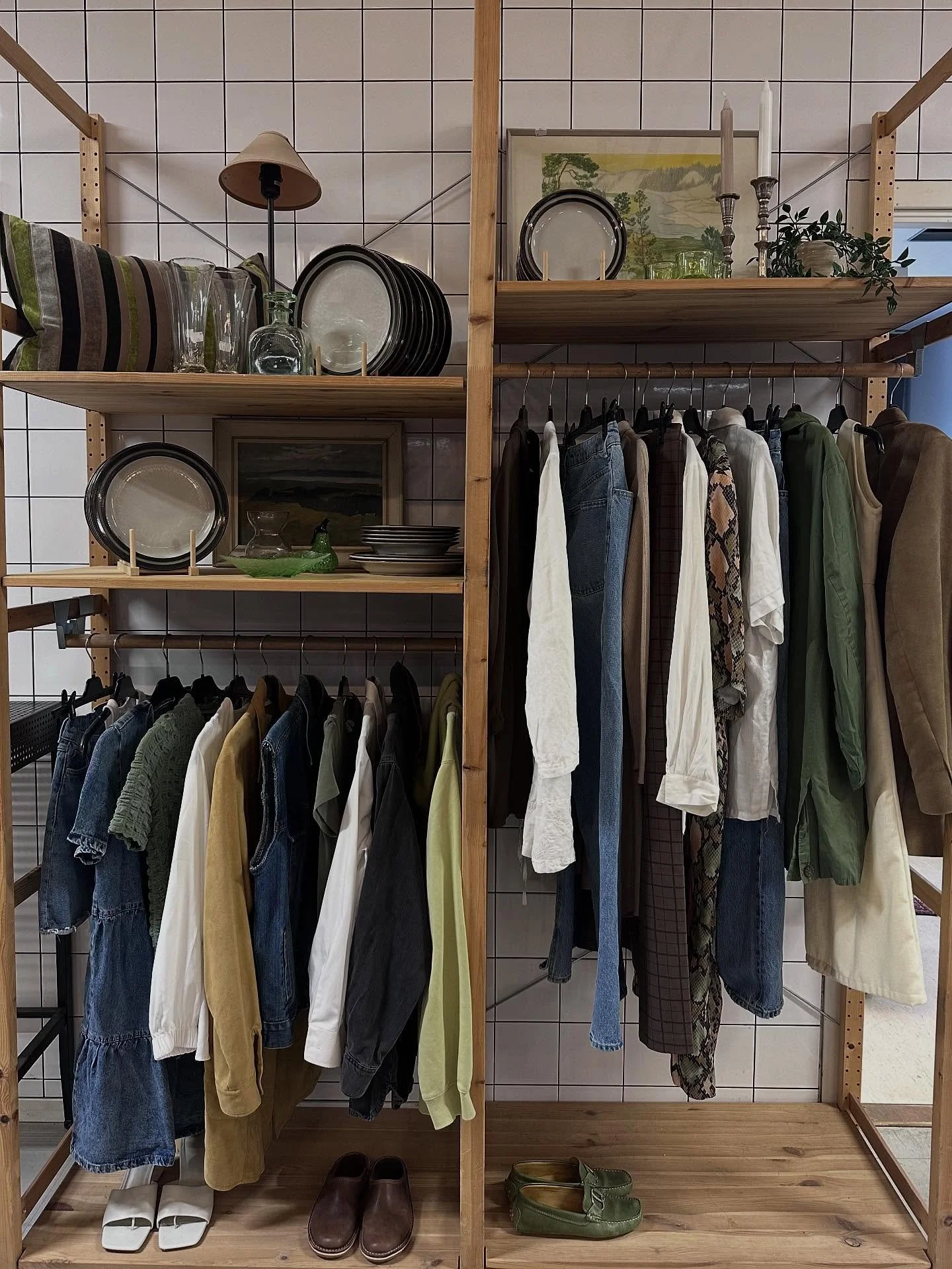 En ny vecka och WOW s&aring; mycket fint vi har f&aring;tt in i butiken! ♻️🌟 S&aring; mycket vackra och gedigna m&ouml;bler och inredning samt kl&auml;der som flirtar med v&aring;ren 🌸 Sj&auml;lvklart har vi &auml;ven dukat upp med p&aring;skpyntet