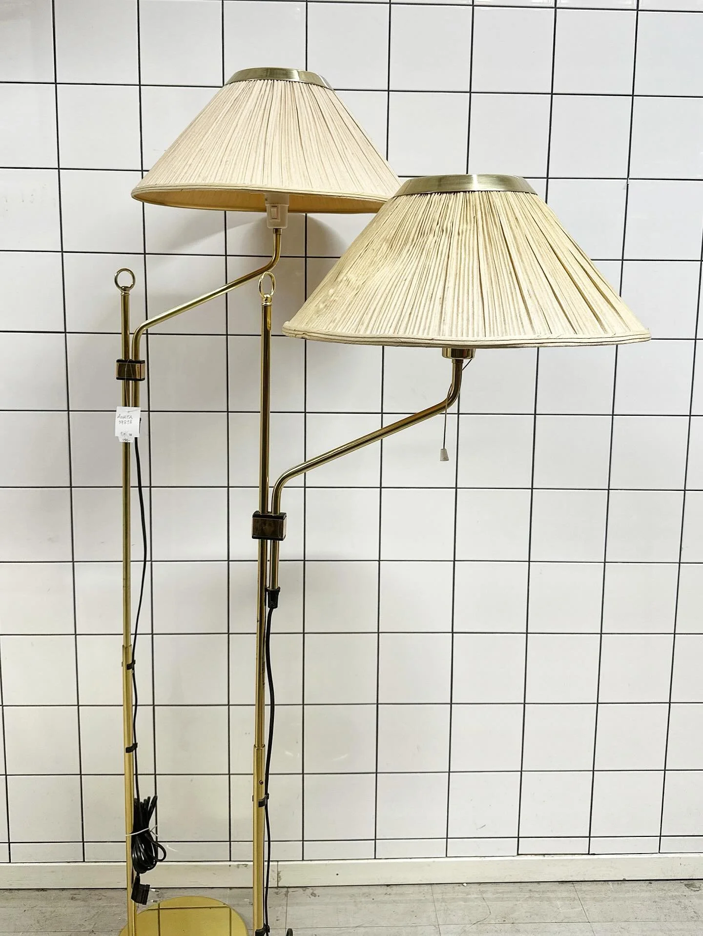 Varmt v&auml;lkomna till oss denna vackra soliga torsdag! ♻️🤩 Vi fyller p&aring; f&ouml;r fullt i butiken f&ouml;r att skapa den b&auml;sta secondhand upplevelsen f&ouml;r er 🛍️

Hoppas vi ses i dagarna 🌟
📍Ni hittar oss p&aring; Stor&auml;ngskrok