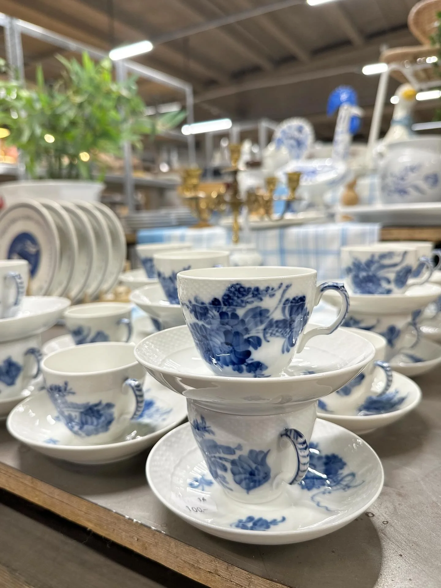 Det &auml;r tisdag och vi har s&aring; mycket fint i butiken som viskar V&Aring;R! 🌸 Varje dag putsar, prism&auml;rker och st&auml;ller vi ut nya produkter att &auml;lska p&aring; nytt. Just nu kan du bland annat hitta kaffekoppar ifr&aring;n Royal 