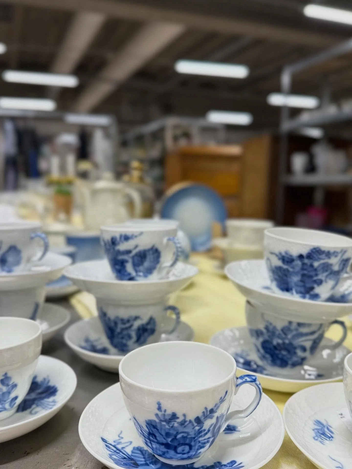 Unika m&ouml;bler, f&auml;rgglada plagg, sp&auml;nnande tavlor och fantastiskt porslin ♻️😊 Vi har det mesta p&aring; Agape secondhand. Varmt v&auml;lkomna att uppt&auml;cka v&aring;r butik p&aring; 700 kvm. ☀️ Fylld med ting att &auml;lska p&aring; 