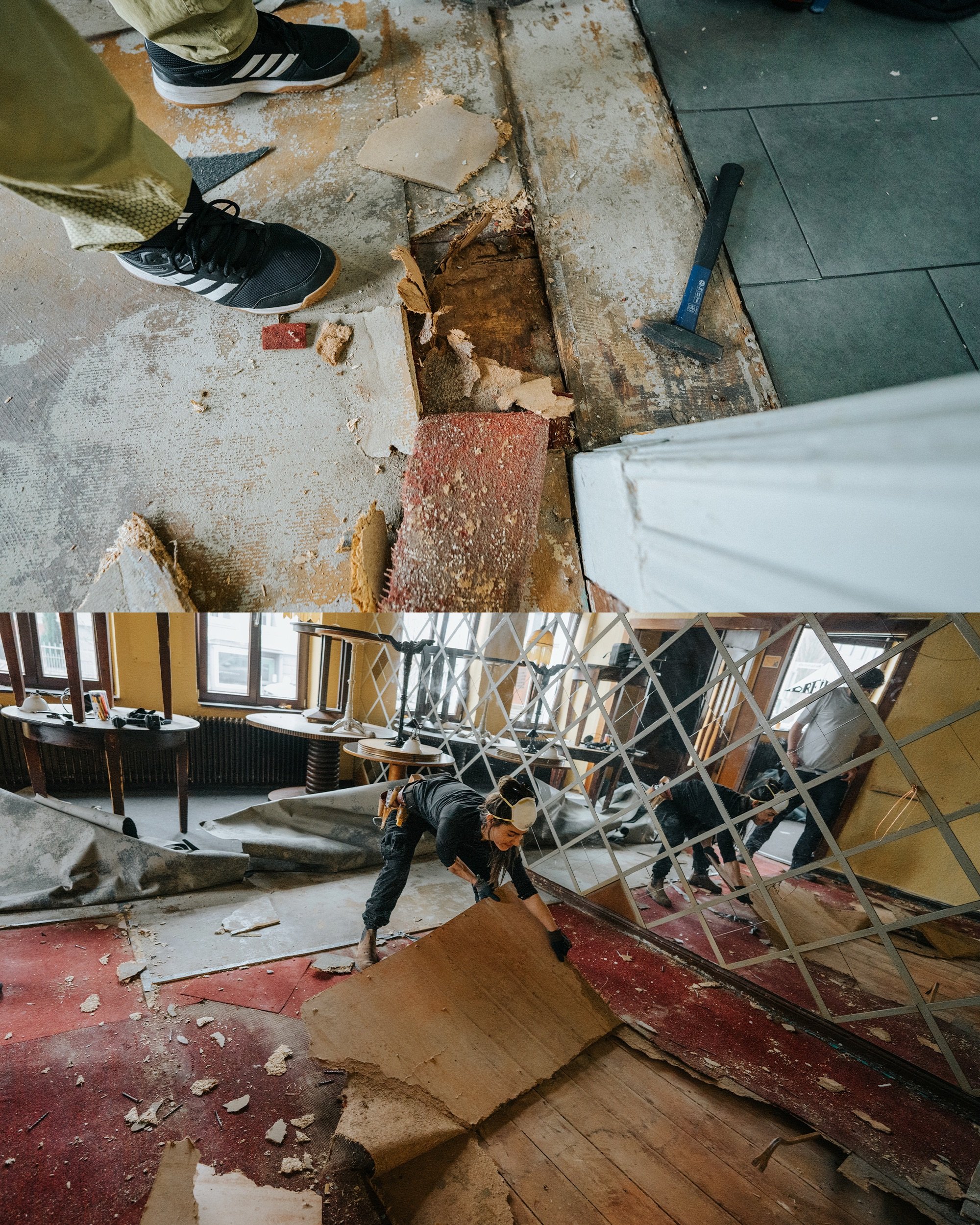 Renovierung in einem Raum, alte Bodenverkleidung wird entfernt. Auf oberem Bild ein Werkzeug und beschädigter Boden. Unteres Bild zeigt Person beim Entfernen von Bodenmaterialien. Spiegel und Möbel im Hintergrund.