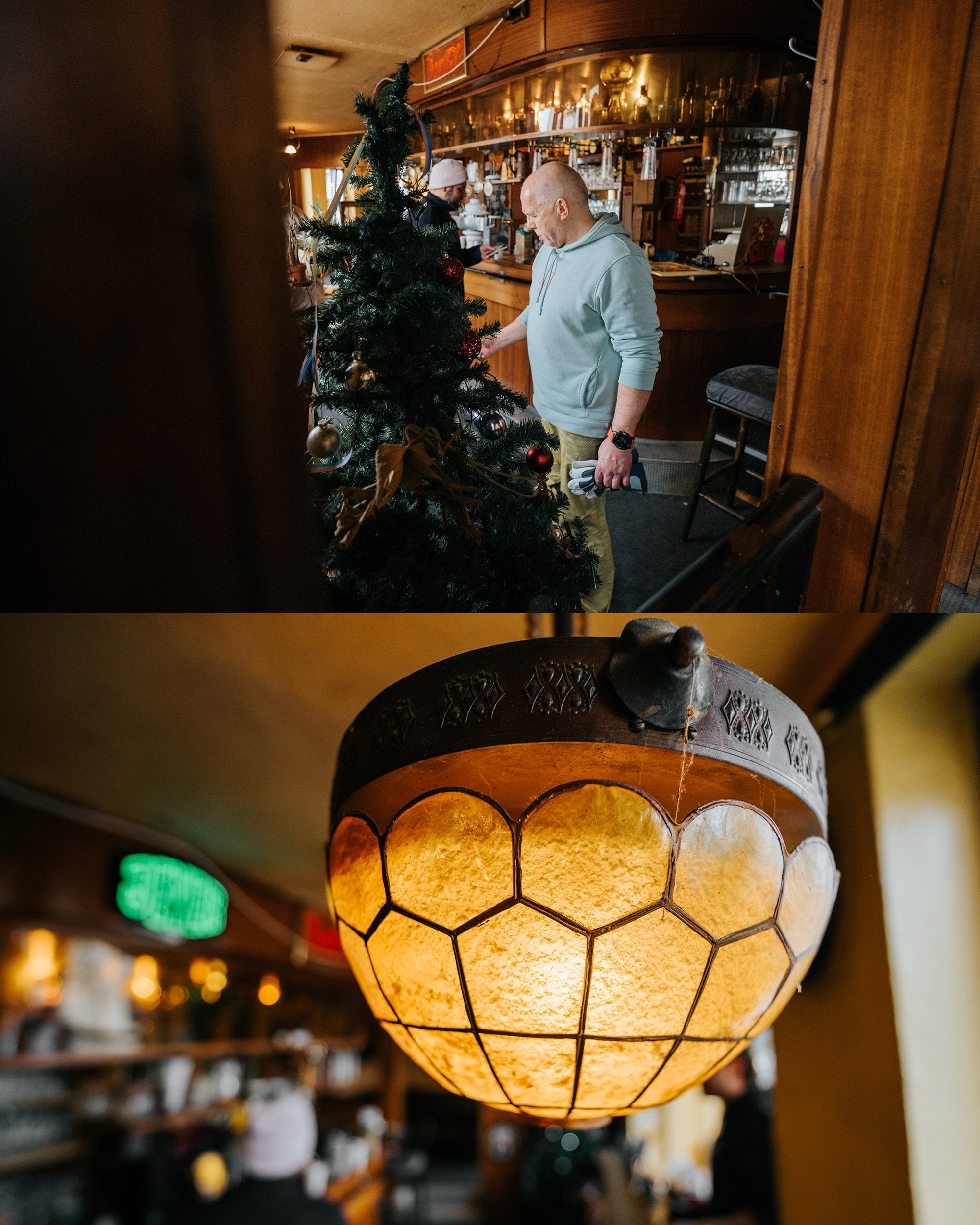 Zwei Fotos: Oben ein Mann, der in einer Bar einen Weihnachtsbaum dekoriert, unten eine antike, gelb leuchtende Deckenlampe.