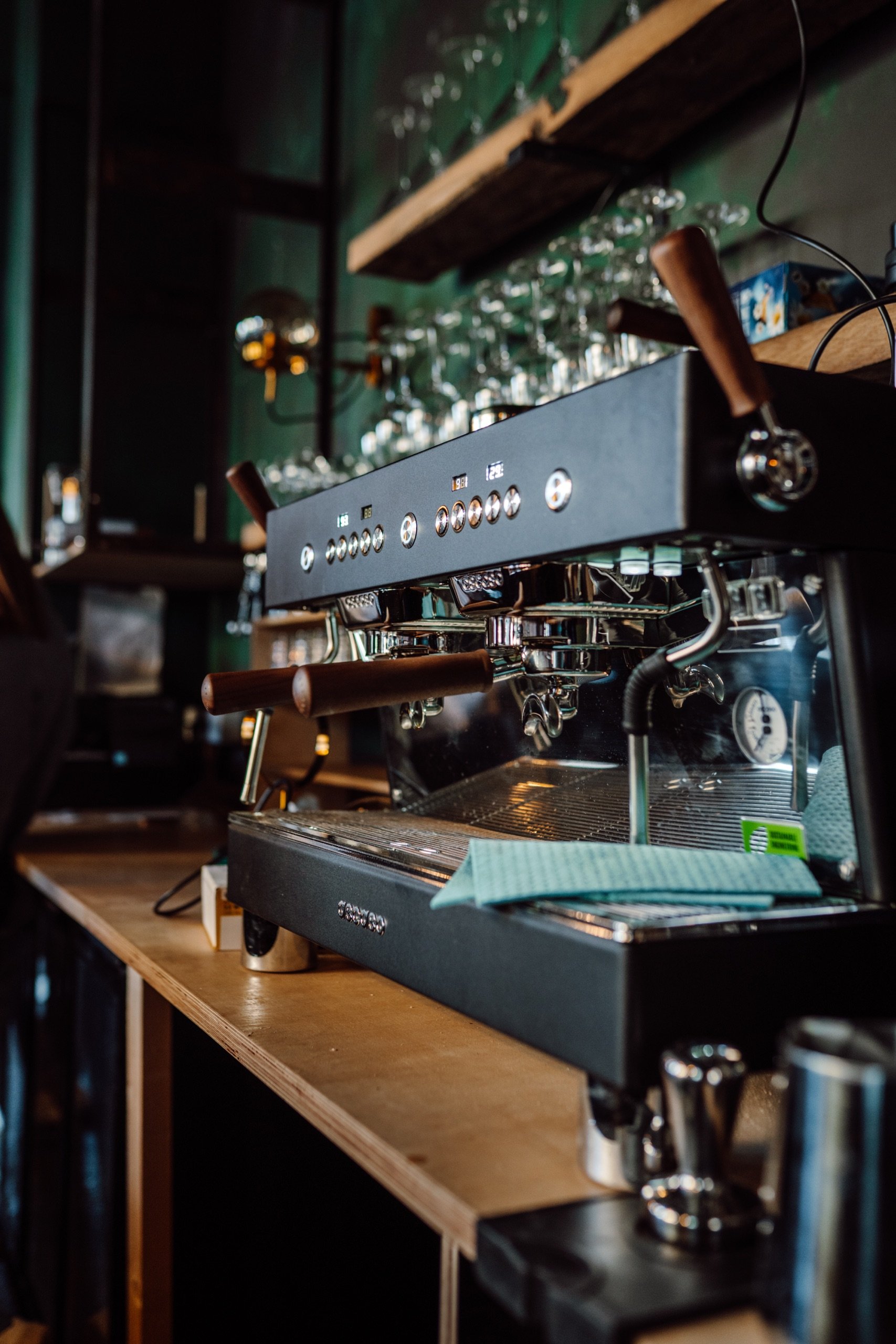 Espressomaschine im Dreick Oldenburg mit Gläsern obenauf und einer Ablage mit Zubehör. Cappuccino, Latte, Bier, Milchkaffee