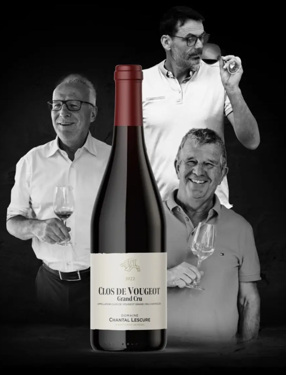 Trois hommes souriants dégustant du vin, avec une grande bouteille de vin en premier plan.