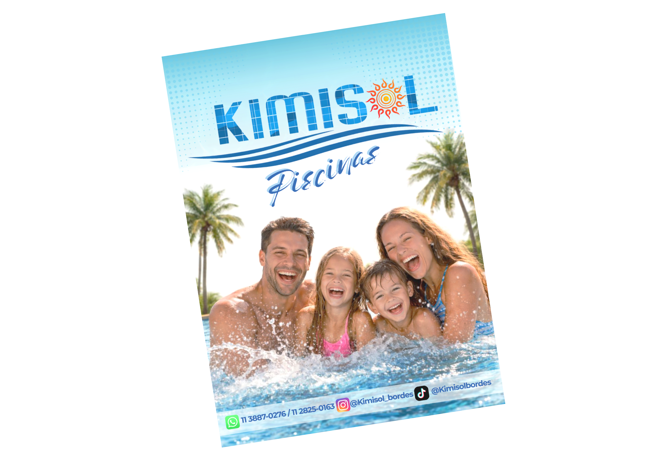 Publicidad de la piscina Kimisol con un grupo de cuatro personas felices, dos adultos y dos niños, en una piscina bajo palmeras, con texto de contacto y redes sociales en la parte inferior.