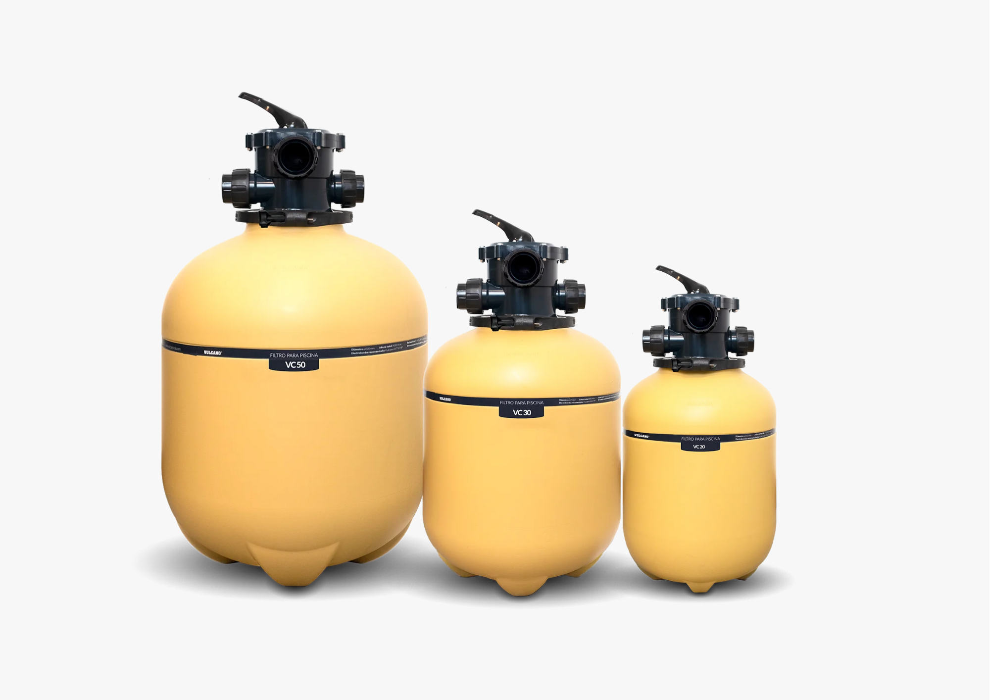 Tres filtros de piscina de diferentes tamaños, amarillos con válvulas negras en la parte superior, dispuestos en línea sobre un fondo blanco.
