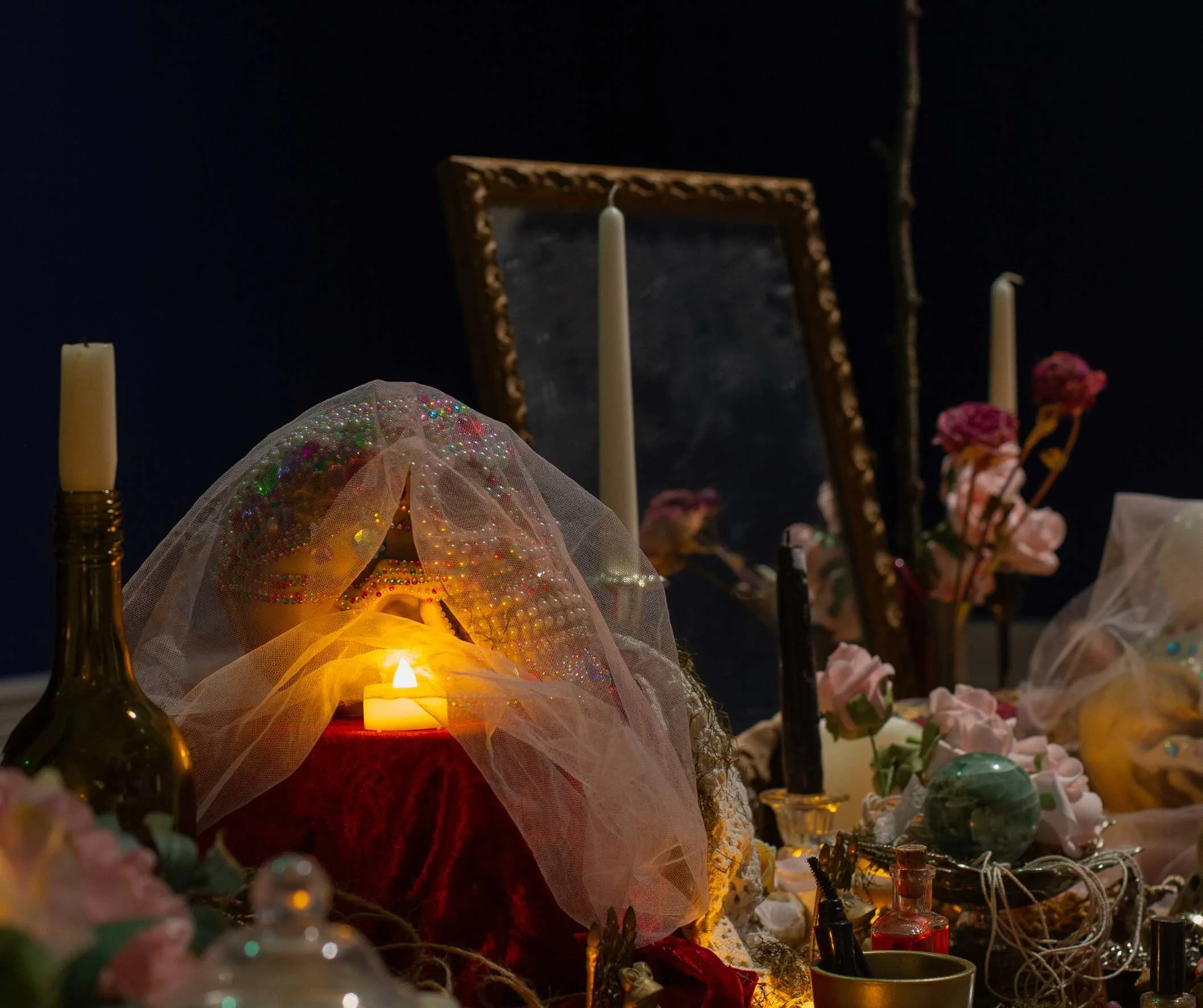 CRAIG SINCLAIR and PIOTR MARCHEWKA TENDER KNIGHTS (2024) 

Installation & performance

Tender Knights is a multimedia installation using film, sculpture and found objects to evoke an alternate reality wherein the titular characters explore notions of