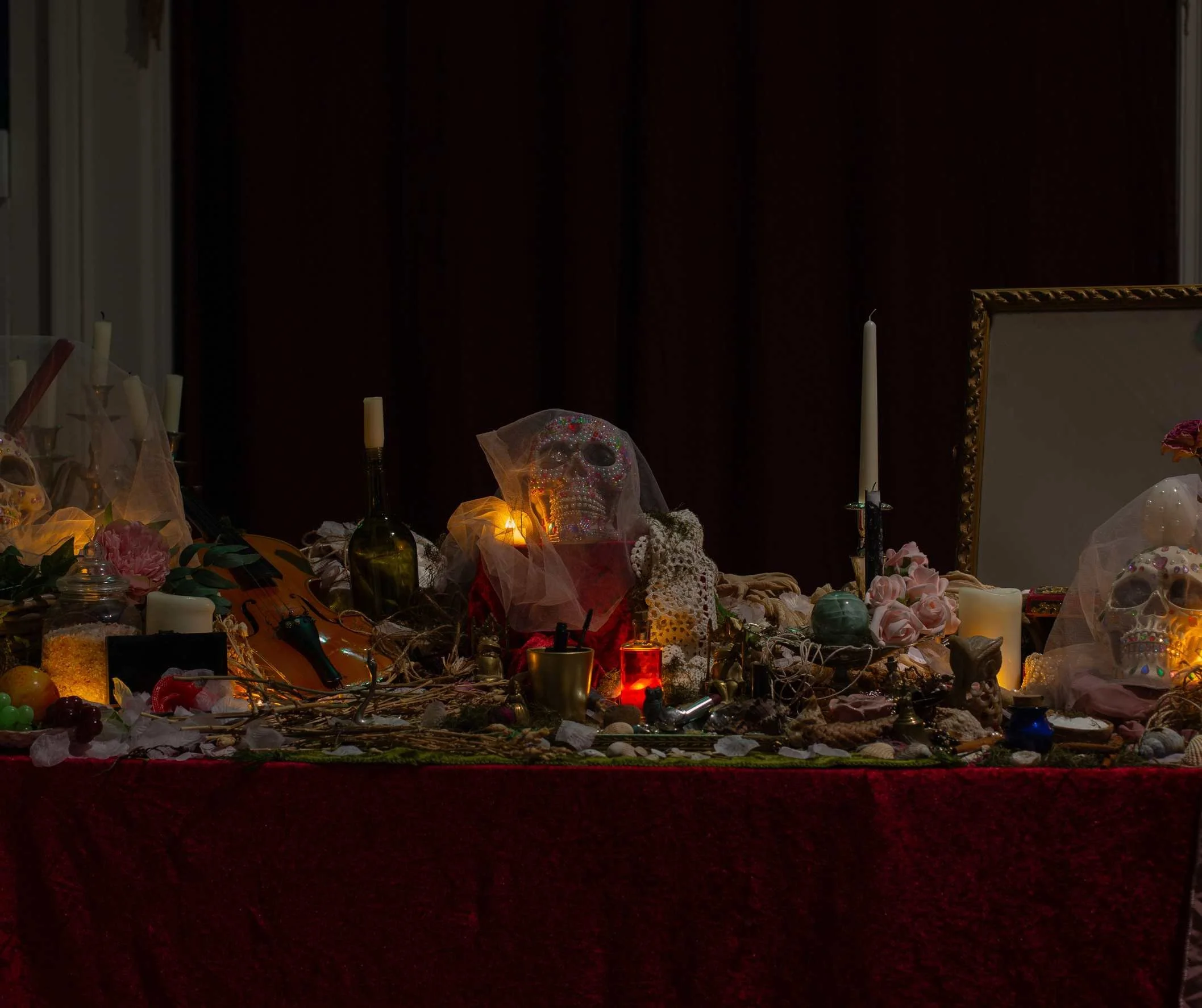 CRAIG SINCLAIR and PIOTR MARCHEWKA TENDER KNIGHTS (2024) 

Installation & performance

Tender Knights is a multimedia installation using film, sculpture and found objects to evoke an alternate reality wherein the titular characters explore notions of