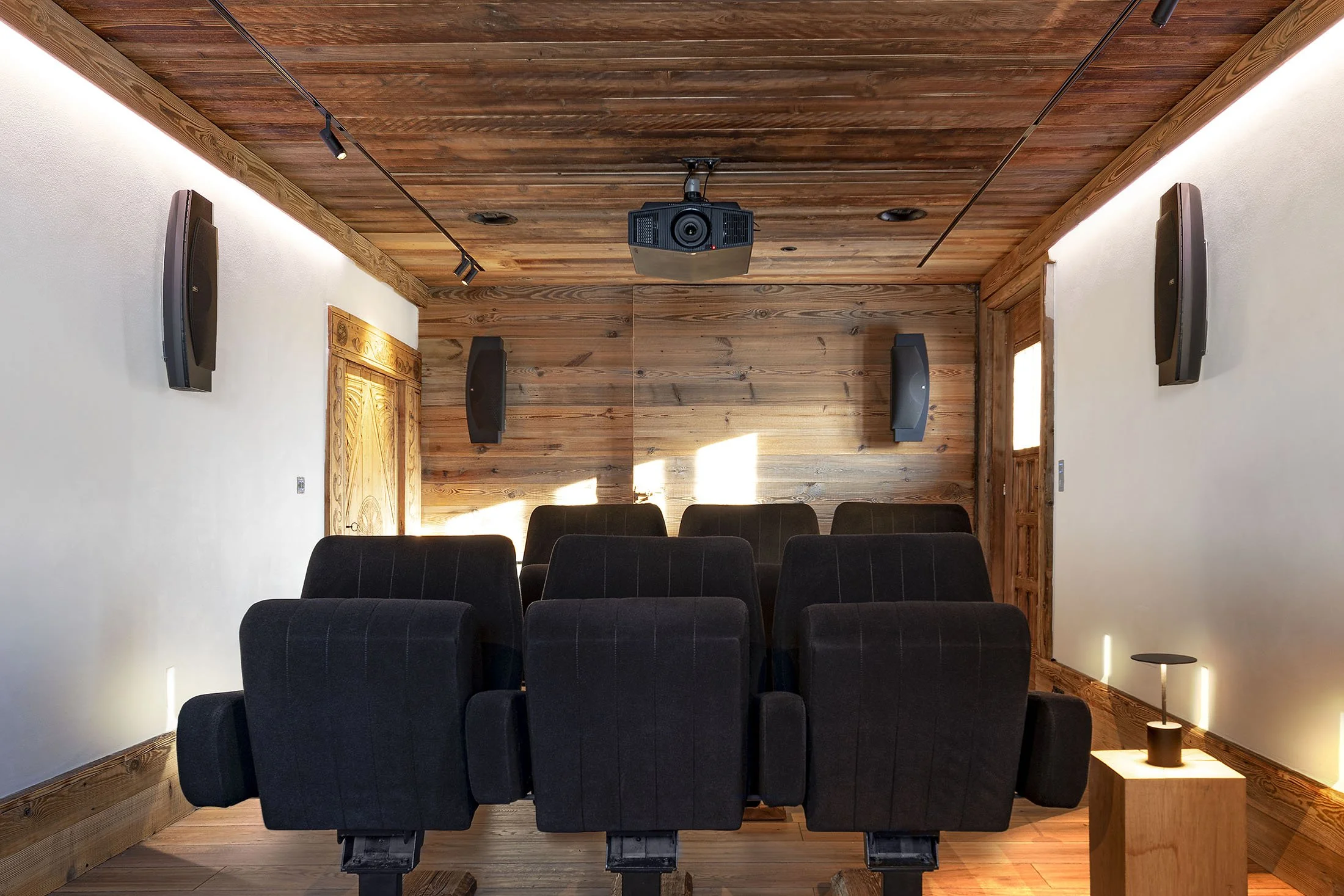 Home cinema chalet salle arrière.jpg