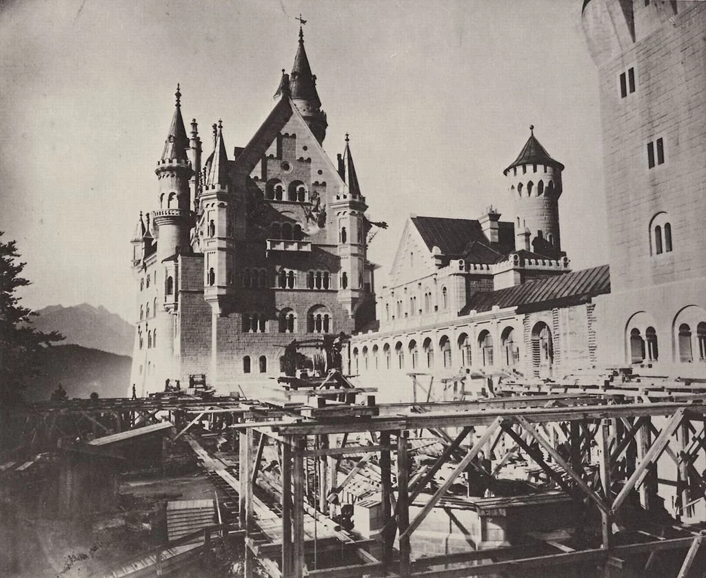 Neuschwanstein under construction upper courtyard (photograph c. 1886).jpg