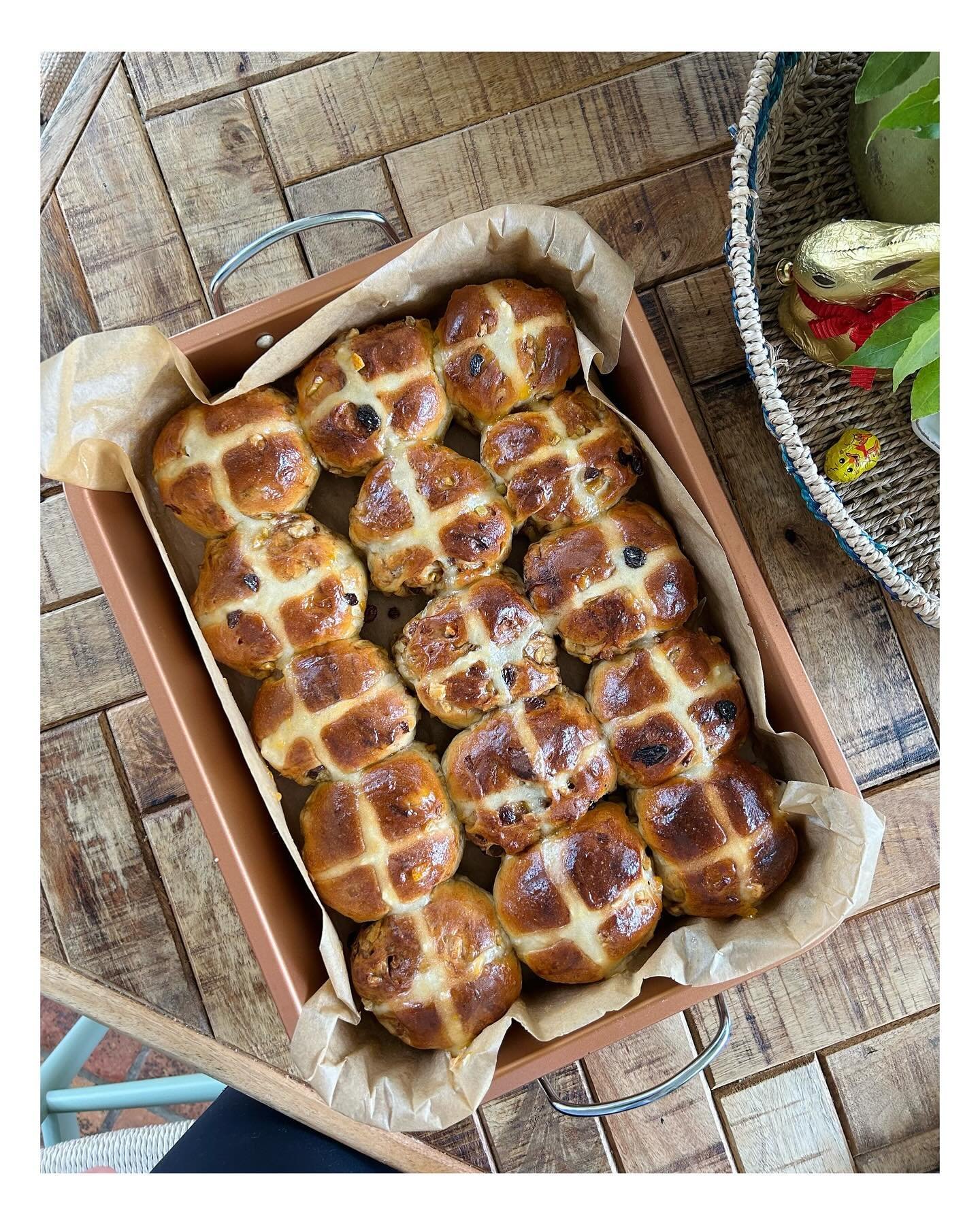 Easter holidays cooking for a family in the New Forest. Yey for Spring - wild garlic, asparagus, hot cross buns, all the greens 🌱🌿🧄

I took a couple of new cookbooks away with me on this job for inspiration - @juliusroberts &lsquo;The Farm Table&r