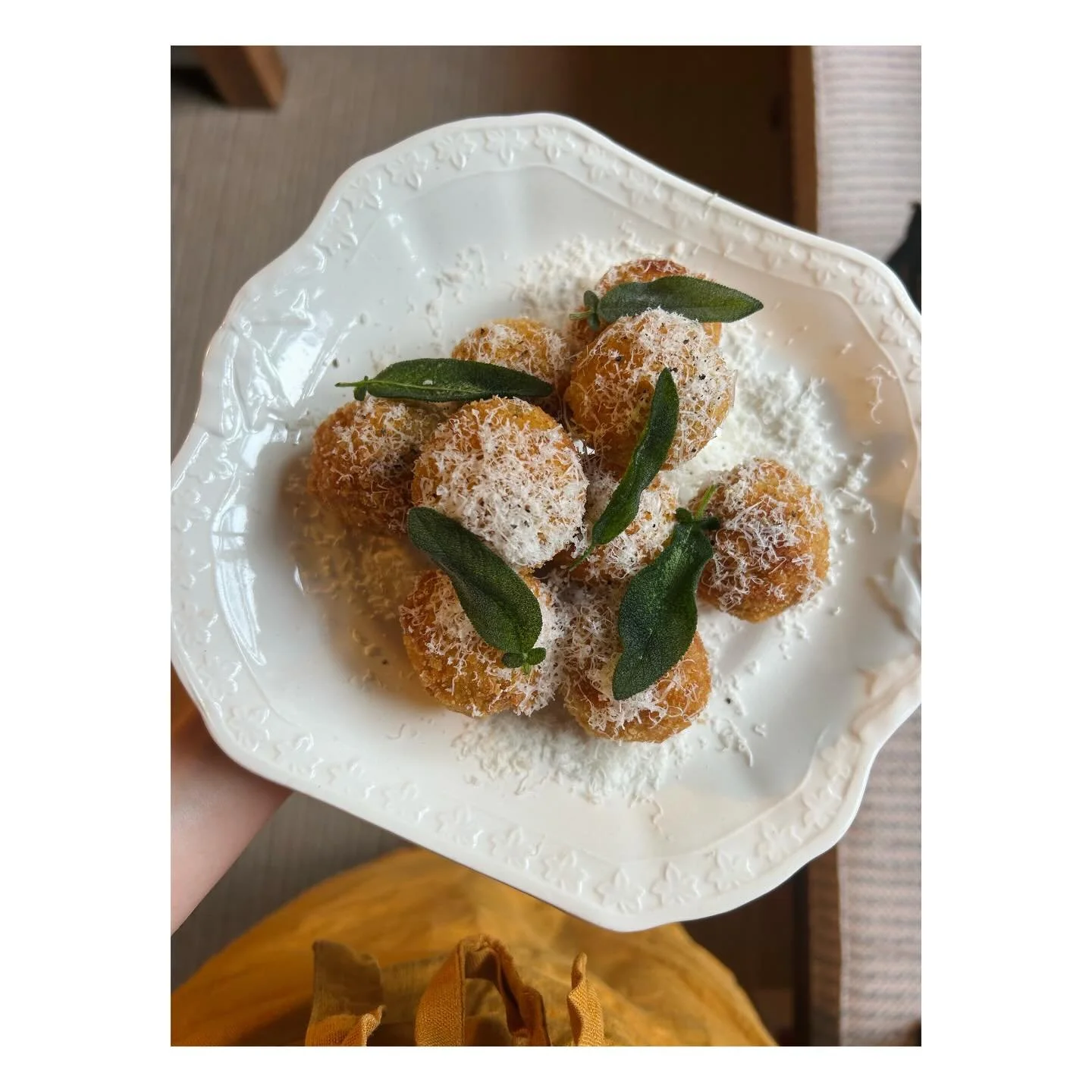 Some really good stuff this Autumn, both work and play🧡🍂

Lots of food for a gorgeous bridal party in September, quince jelly that had to be boiled twice🙄, my most special wedding cake for my beautiful sister and her new husband, the start of the 