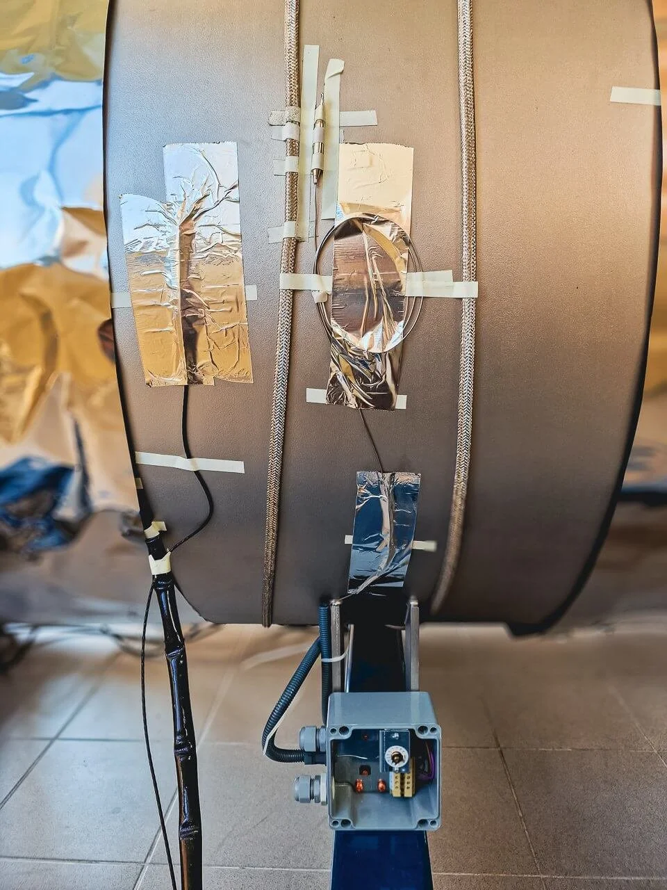 nastri-scaldanti-da-laboratorio-SP-tracciatura-distribuita-lato-camera-da-vuoto.jpg