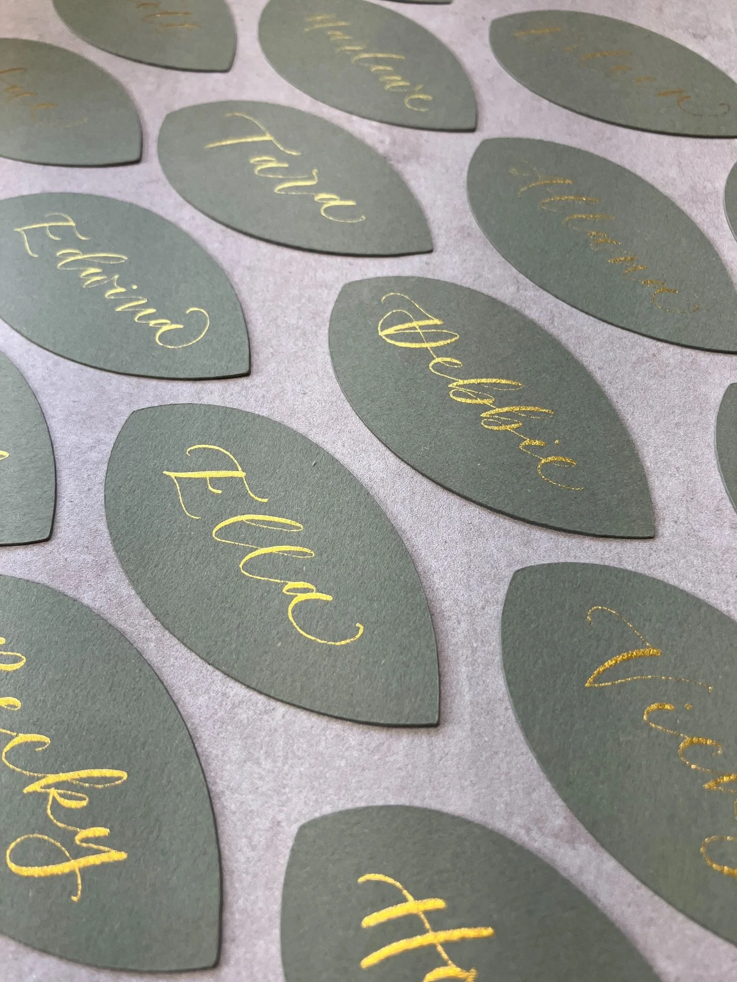 Some pretty leaf place cards for your feed 🍃 

Always a popular choice year-round! 

#weddingcalligraphy #brideandgroomtobe #weddingdayideas #placecards #calligrapher