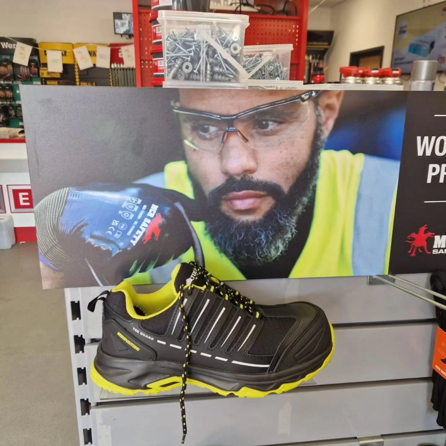 My friend seen me hanging around @cefcouk 
Thank you to @thelifeofjoelhicks and @vikingvismedia for getting me involved 🙏🏾 
#workwear #model #worksafety
