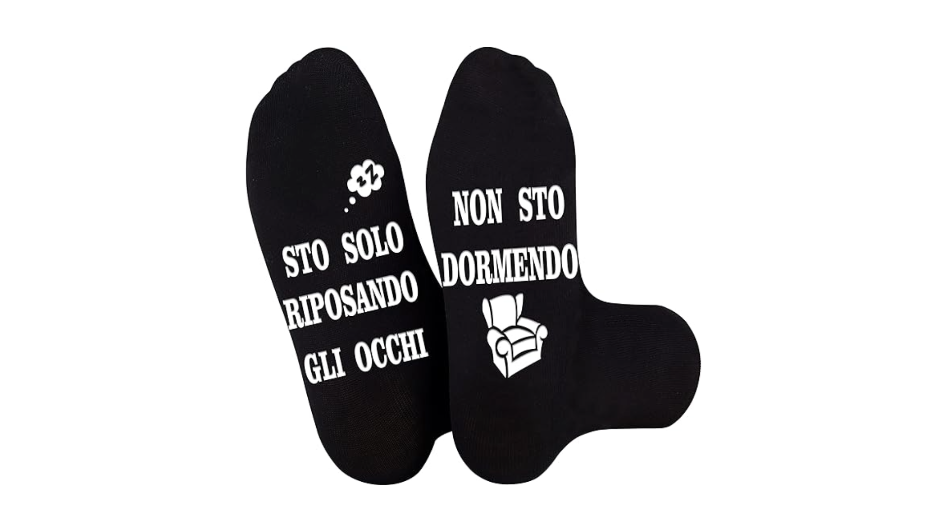 Calzini neri con testo umoristico sulle suole "Non sto dormendo" e "Sto solo riposando gli occhi", con un'immagine di una poltrona stilizzata.