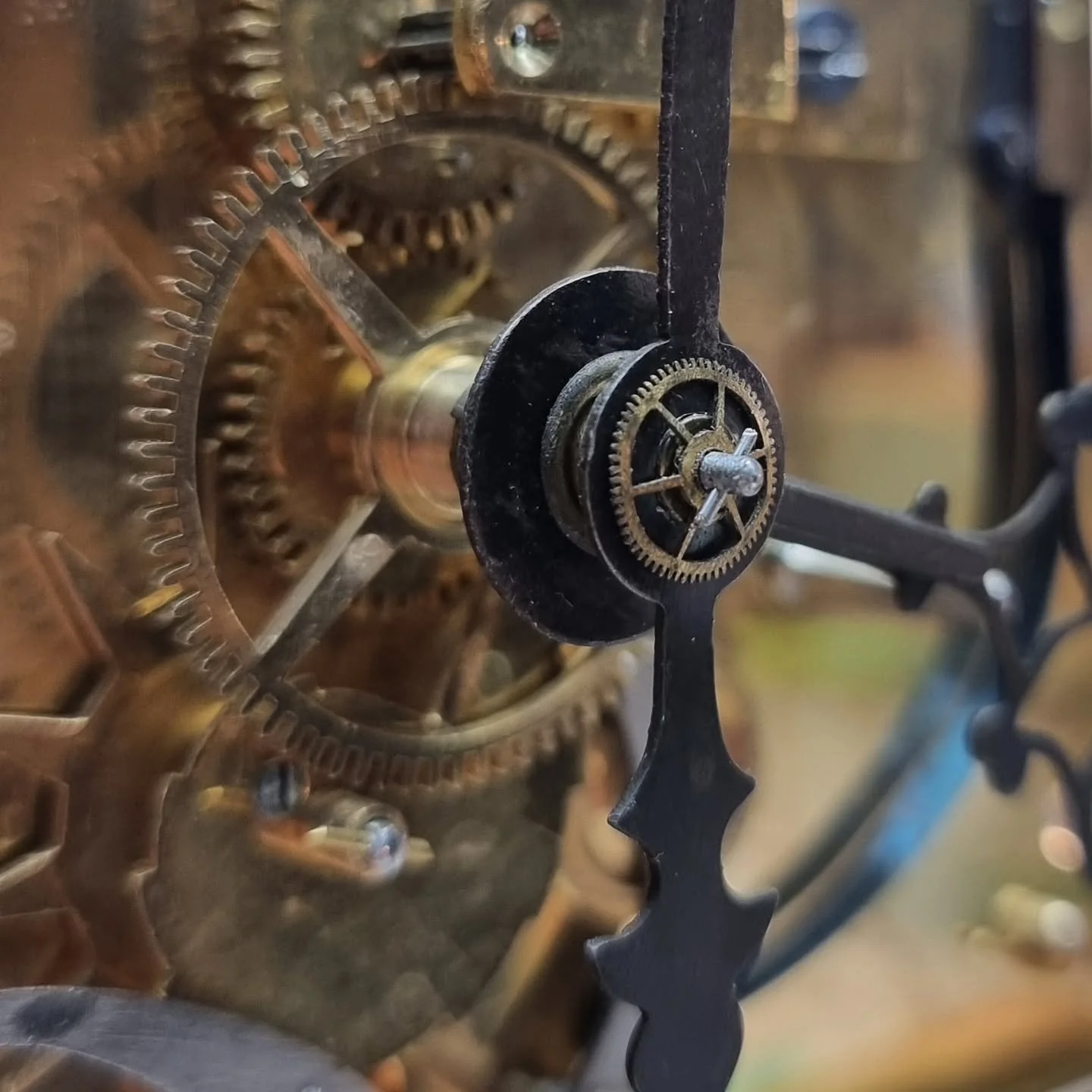 Ved reparasjon av eldre urverk ser vi ofte spor etter  tidligere reparasjoner og kollegers improviserte l&oslash;sninger.
Her har urmakeren manglet en stoppskive ved feste av viserne p&aring; et veggur, og et gammelt tannhjul har f&aring;tt gj&oslash