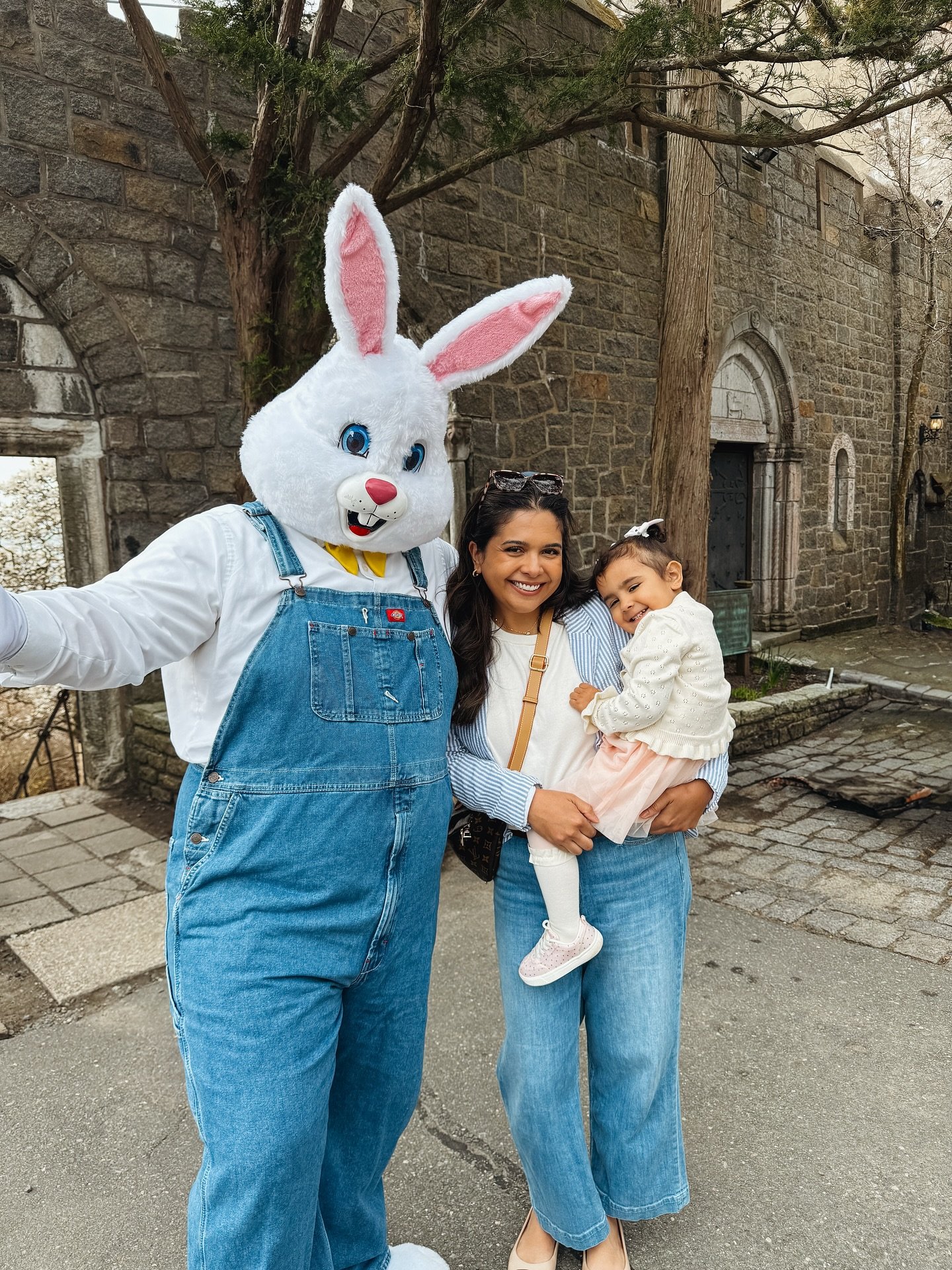A sunny Saturday?!? Perfect for an egg hunt at a castle 🐰🏰 then some frolicking around Gloucester. 🦞
This year Claire was wary of the Easter Bunny but not totally terrified!
Also, working on perfecting the mom look with @armoire.style #partners