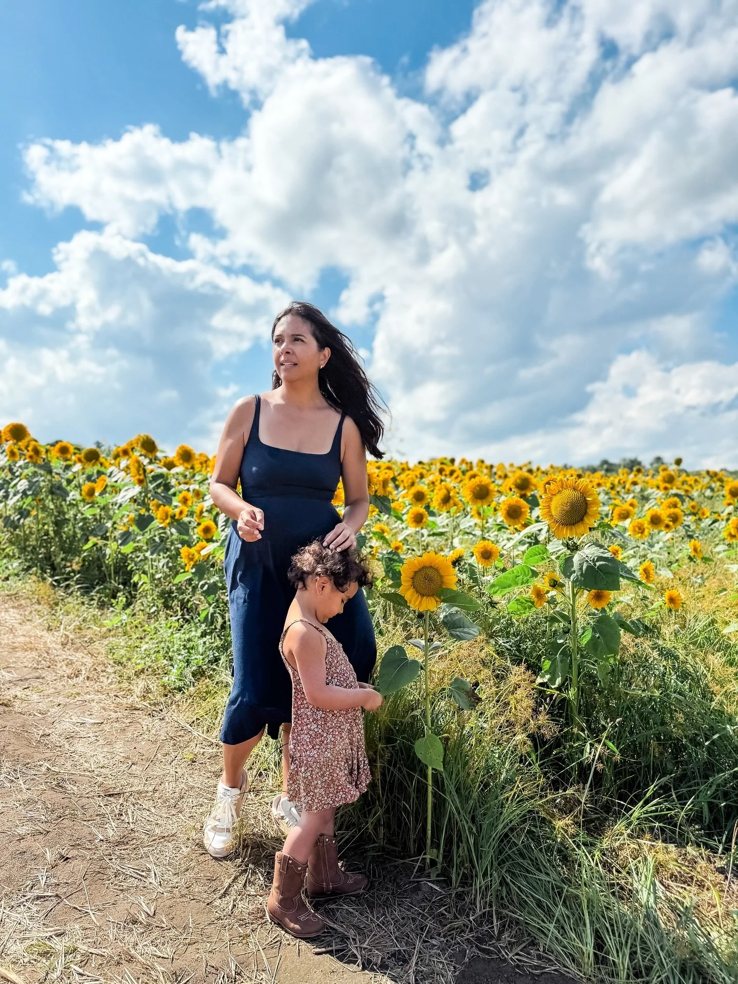 I'm holding on to summer but it's starting to feel like fall 🌻🐐🌼 Sunflowers, dahlias, farm animals & great friends at @felixsfamilyfarm
My dress is @beyondyoga rented from @armoire.style ✨