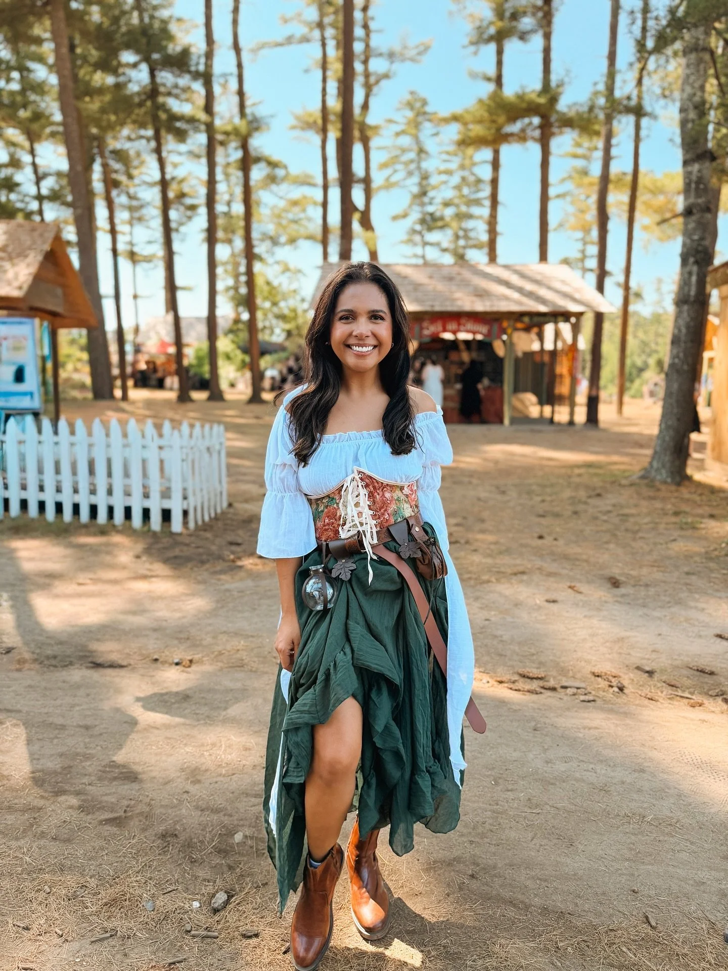 She was a fairy 🧚🏼

Grateful for @brianna2748 always capturing the candids ✨

#rennaisance #renfair #fairycore #turkeyleg