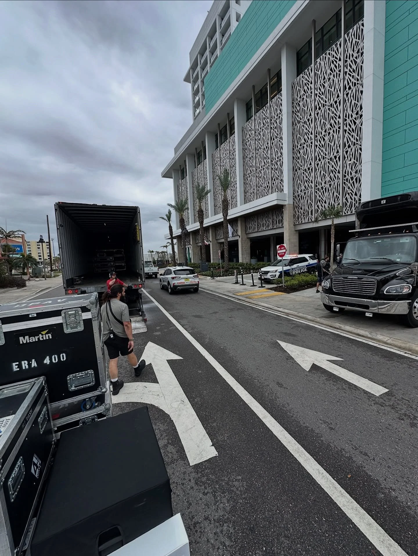 When there&rsquo;s no dock &mdash; no problem. Loading from the street for Premier this week 💪🏼