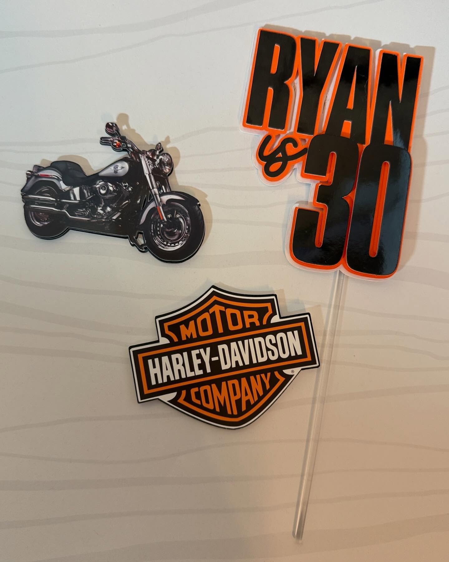 O R A N G E & B L A C K
Lovely little orange and black Harley Davidson theme cake topper! Perfect for any celebration as the topper can be personalised to your specific needs.
I recently picked up this glossy black card and love how it turne