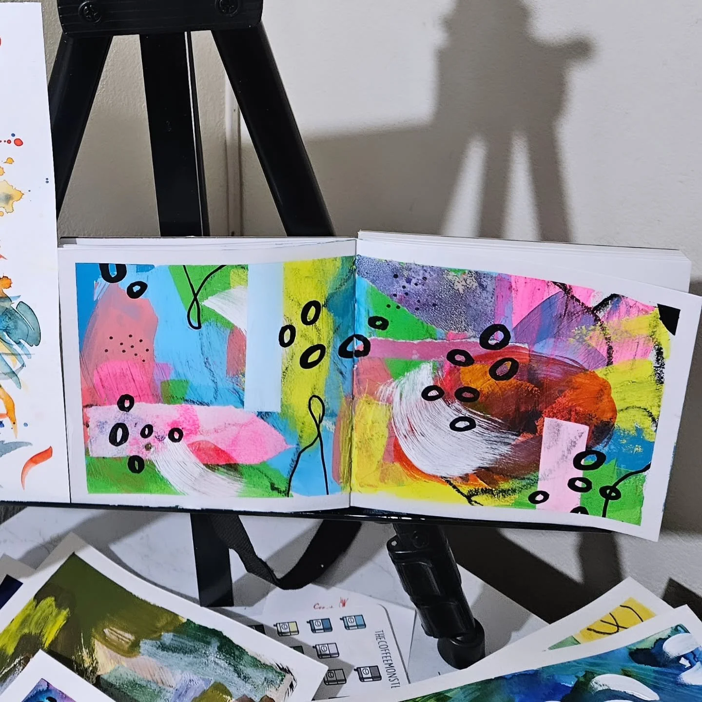 Would it make sense if I said this one feels like im running away from all my problems 😅 I love it!
.
.
.
#abstractart #paintafeeling #artist #abstract #paintmixing