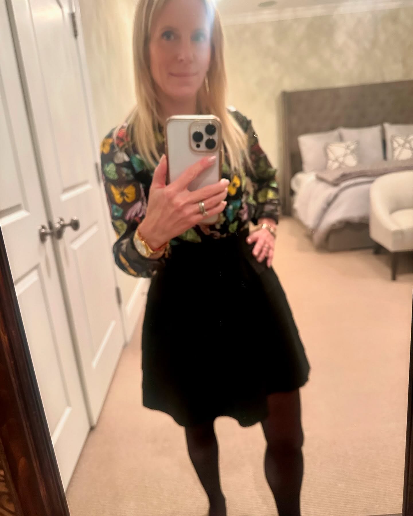 Sharing how I get dressed for a night out and how I can help you! I was heading to an event this week and paired a fun @aliceandolivia top (that I bought on major sale) with an old bubble skirt from about 10 years ago. I always shop my own closet fir