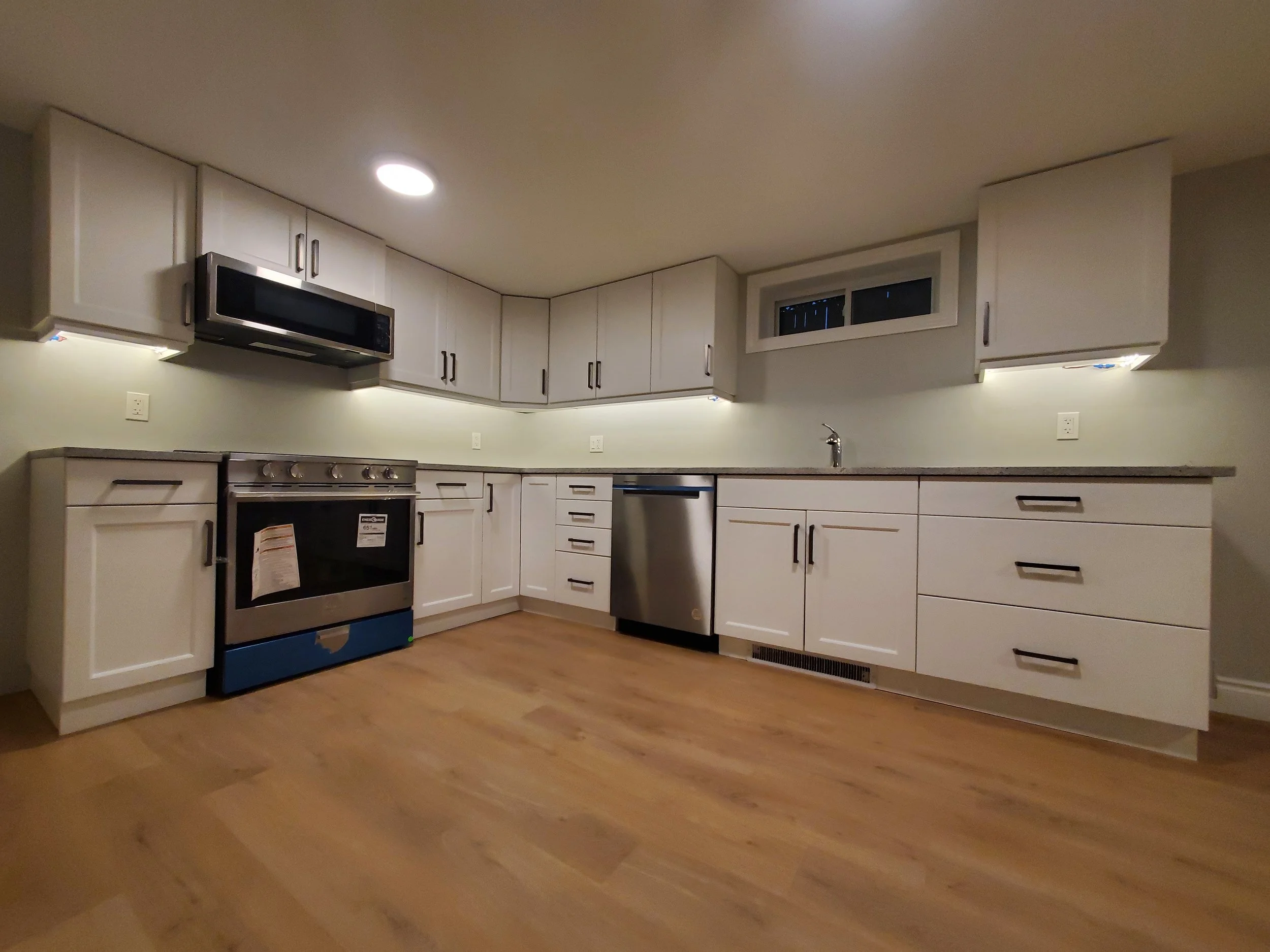 Lower Unit - 806 Foxe Street