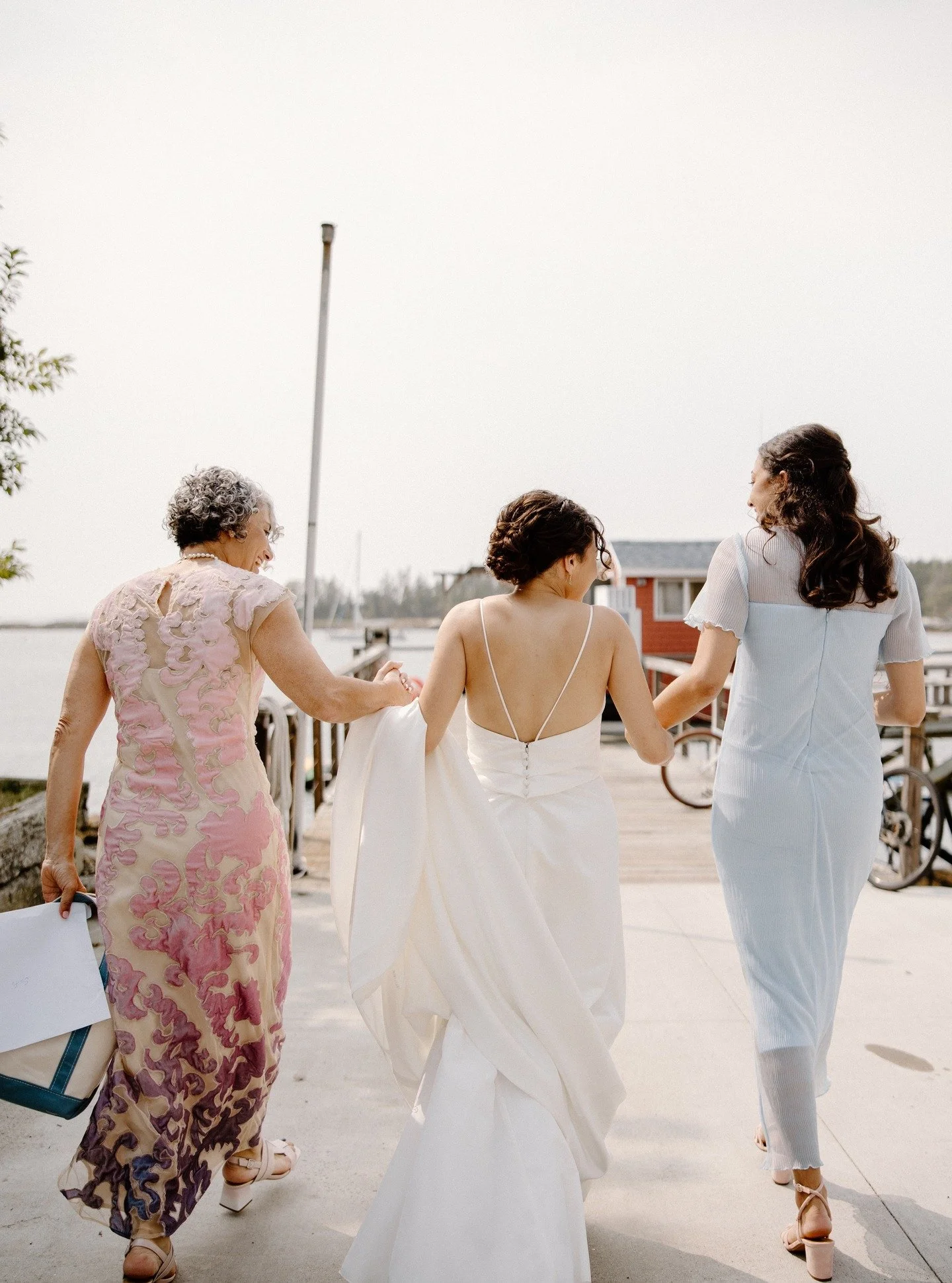 Those magical coastal first look feels.
.
. 
.
.
.
Invitations: @annielouise_studio 
Venue: @sebascoharborresort
Band: @larrywband
Florist: @fleurant_flowers
Coordination: @breadandblossomevents
Photography: @michellekmartinphoto
HMU: @studio88
Renta
