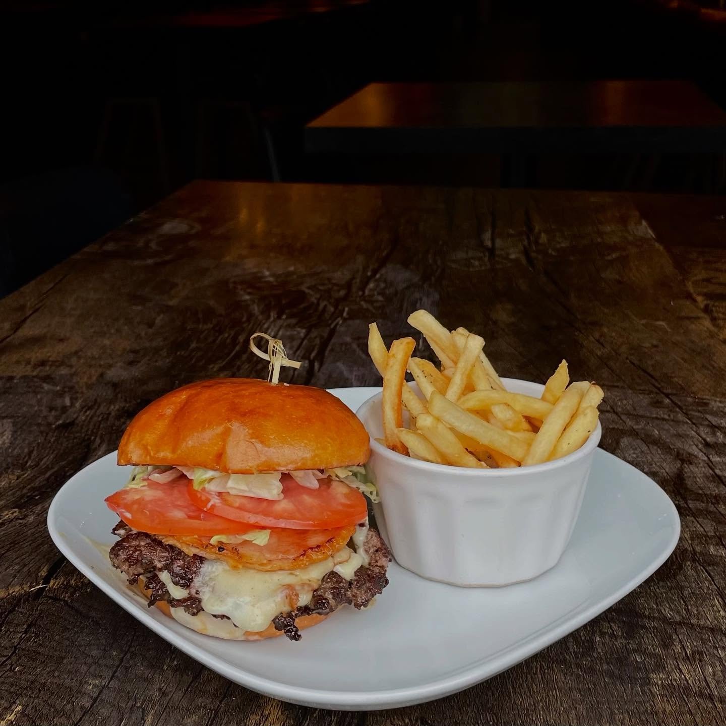 Our Wednesday burger feature has landed and it&rsquo;s bringing big flavour with it. 🍔 True North Burger &mdash; we&rsquo;re talking cheese, peameal, lettuce, tomato, and that perfect burger bite. 🤭

You can get the True North Burger any day &mdash