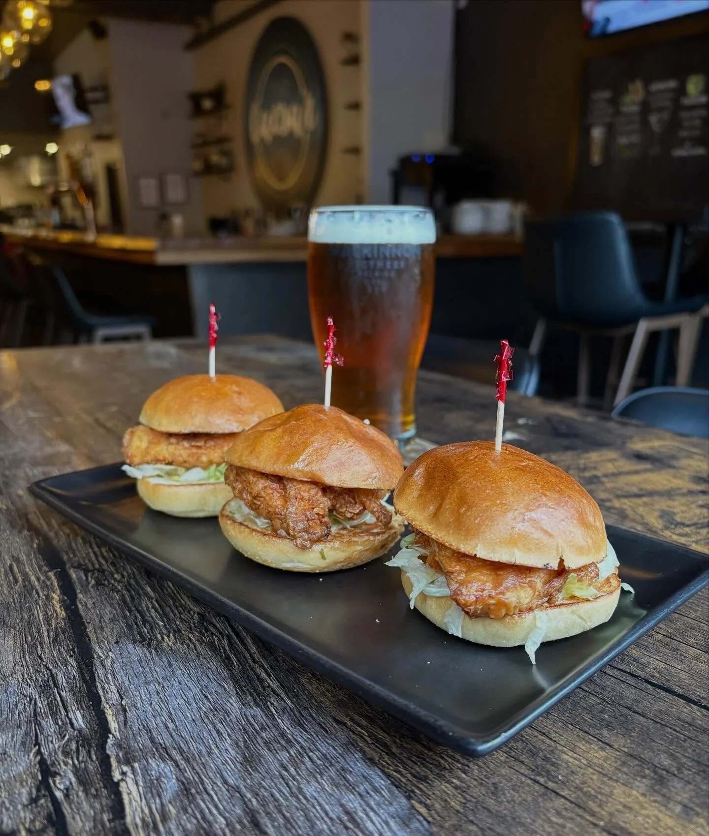 Not your average slider 😎 this weeks Friday feature has some heat - Buttermilk Chicken Sliders with honey sriracha 🍯 🔥 

Book your reservation through the link in our bio or call (613) 549-0505 

#ygk #ygklivemusic #ygkevents #patioseason #kingsto