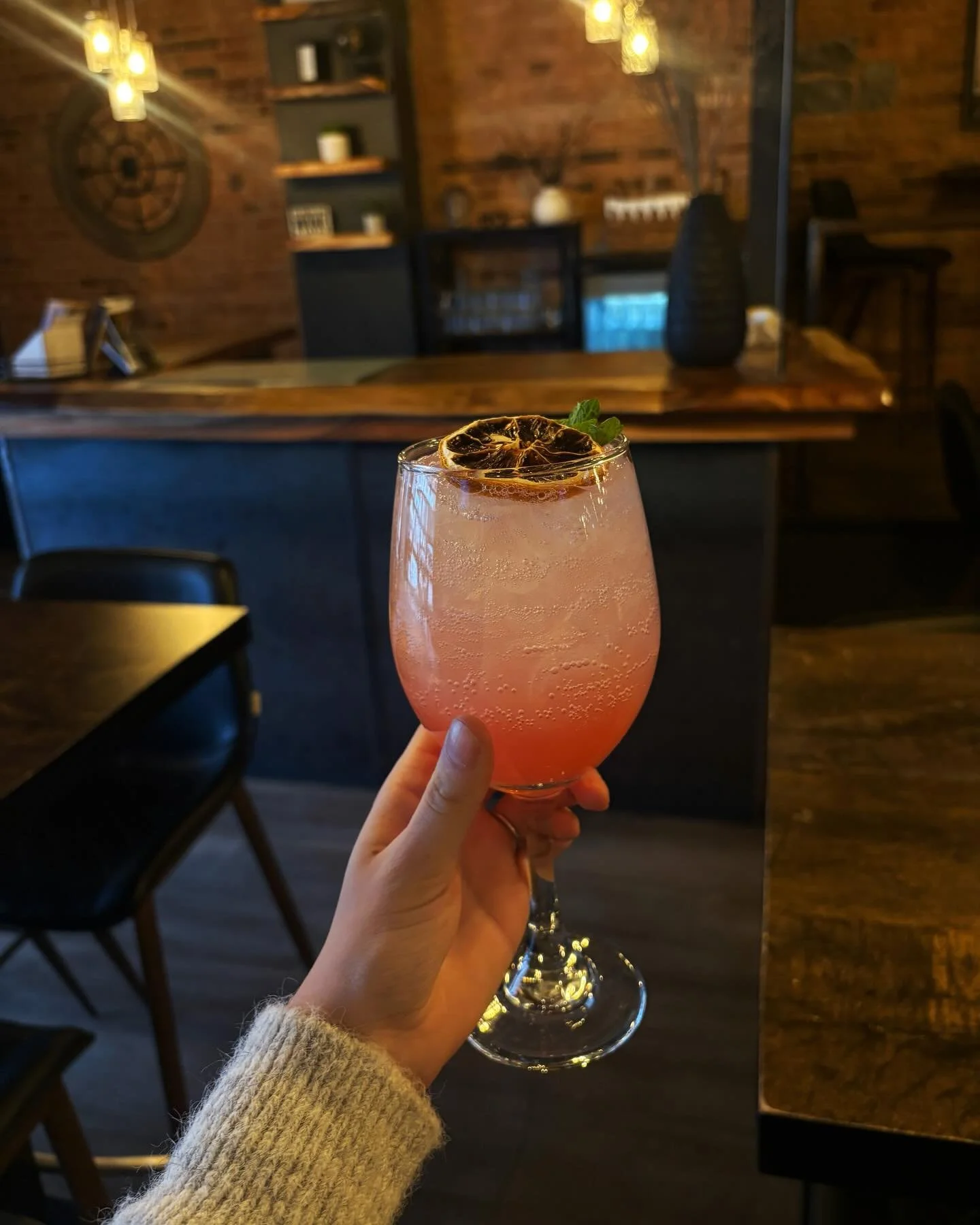 Sip your way into weekend ✨
Try our feature Hugo 75 Spritz &ndash; made with Rose Empress Gin, lemon, prosecco &amp; soda 🥂

Book your reservation through the link in our bio or call (613) 549-0505

 #mydowntownkingston #kingstonlocal #YGK