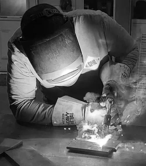 Soudeur certifié de PAM métal Inc. exécutant un soudage de haute précision sur une structure métallique en atelier.