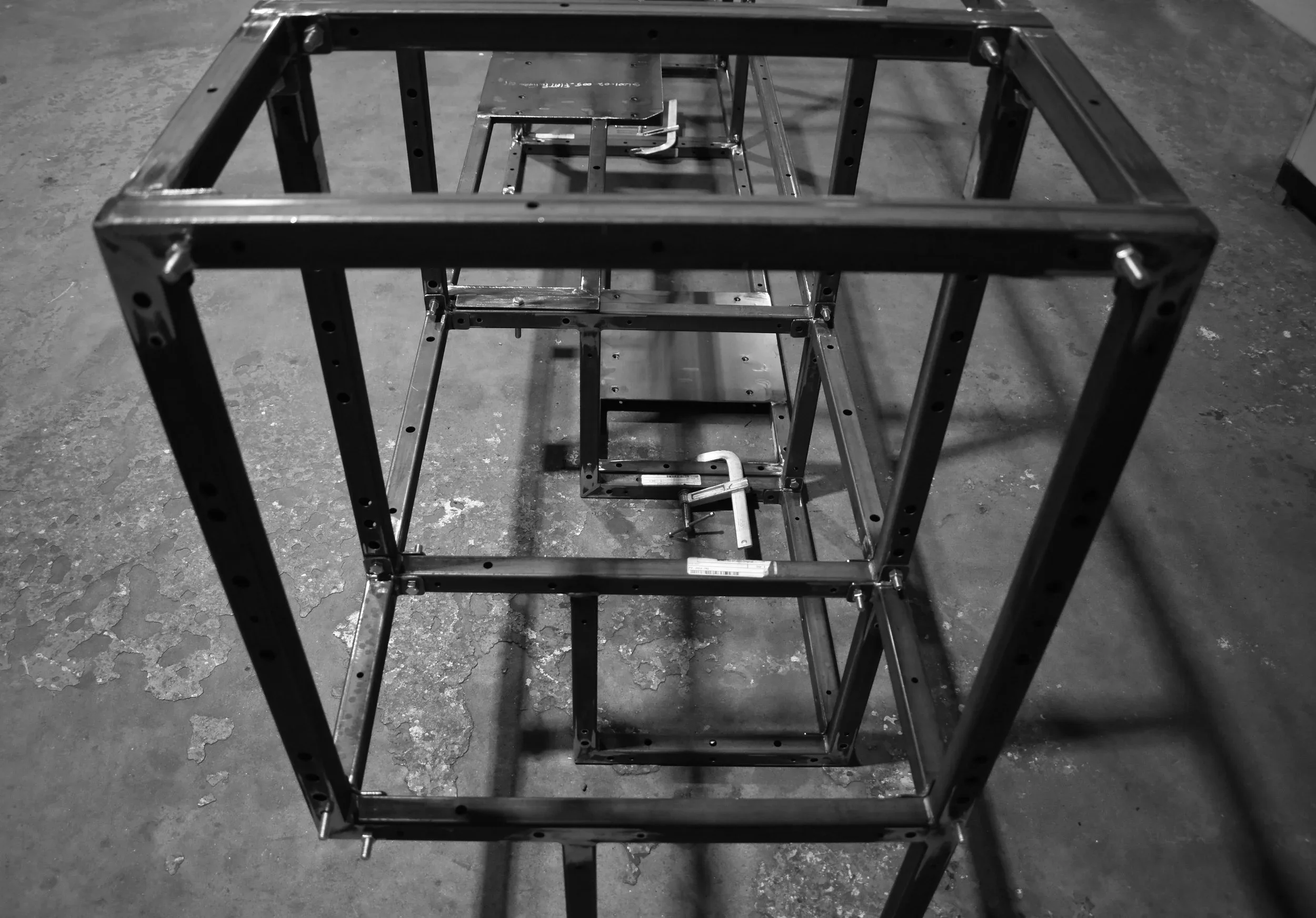 Structure mécano-soudée de support en acier avec finition protectrice en peinture en poudre pour un châssis de camion électrique.
