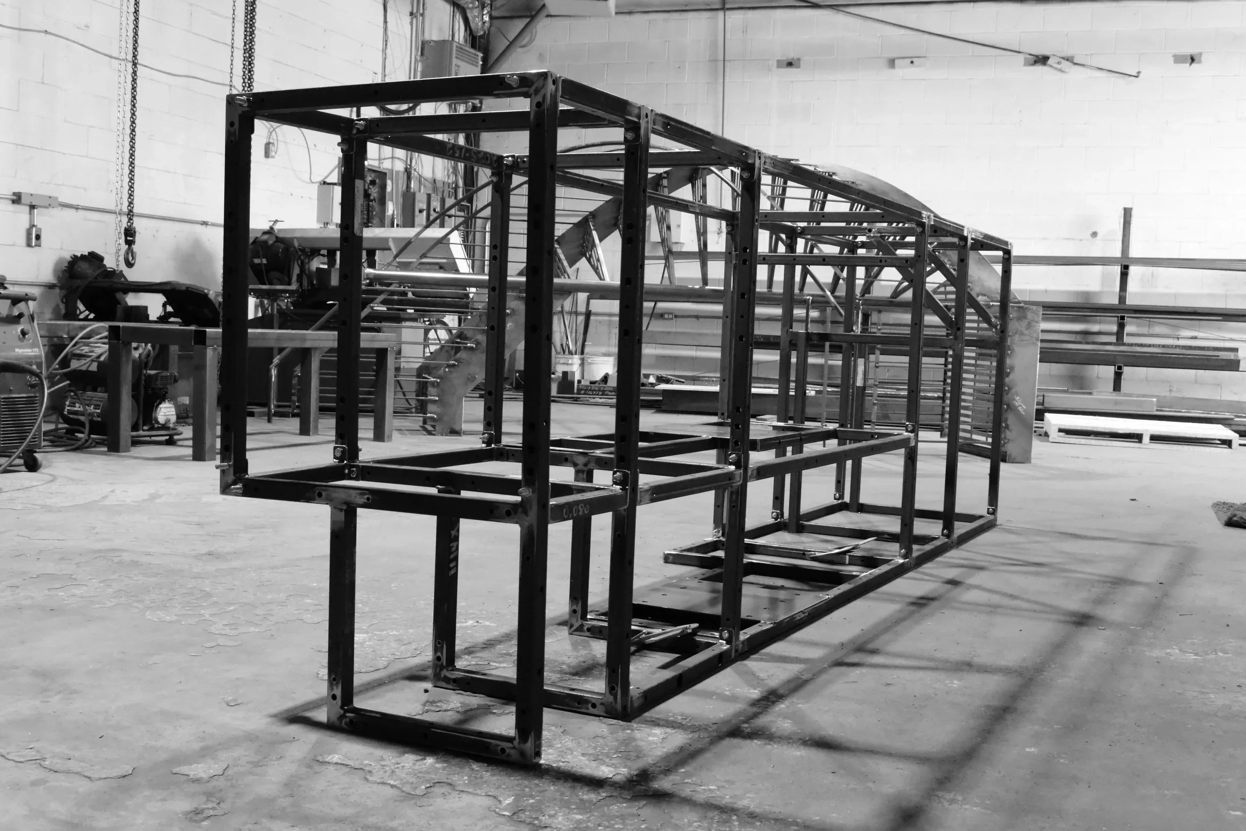Cage structurelle industrielle en acier mécano-soudé de haute précision, conçue selon des plans d'ingénierie par PAM métal Inc.