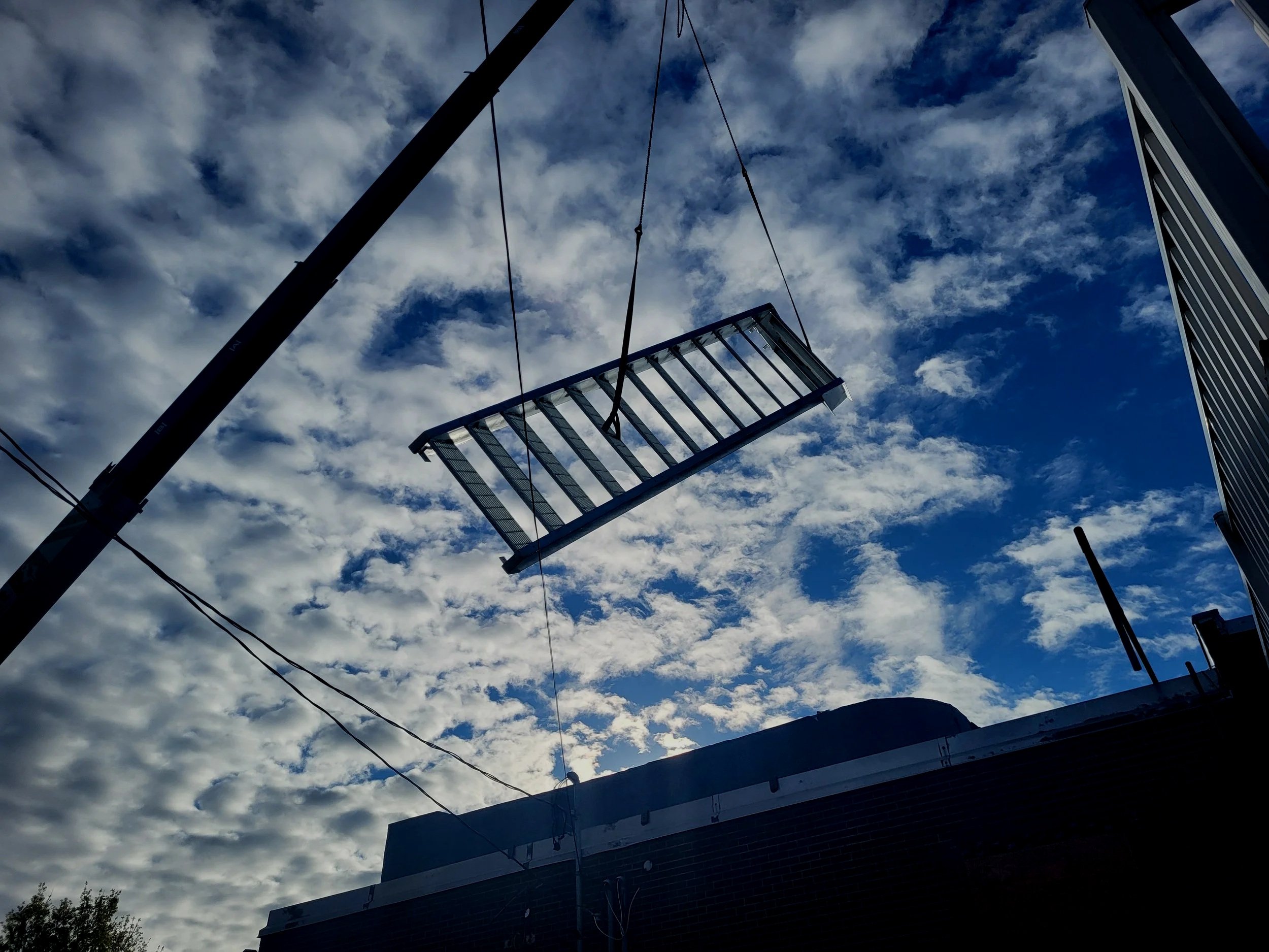 Installation d’une structure métallique sur un chantier à Montréal