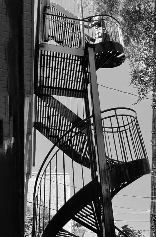 Escalier et rampe au fini noir mat installés dans une résidence moderne, fabriqués sur mesure par PAM métal Inc.